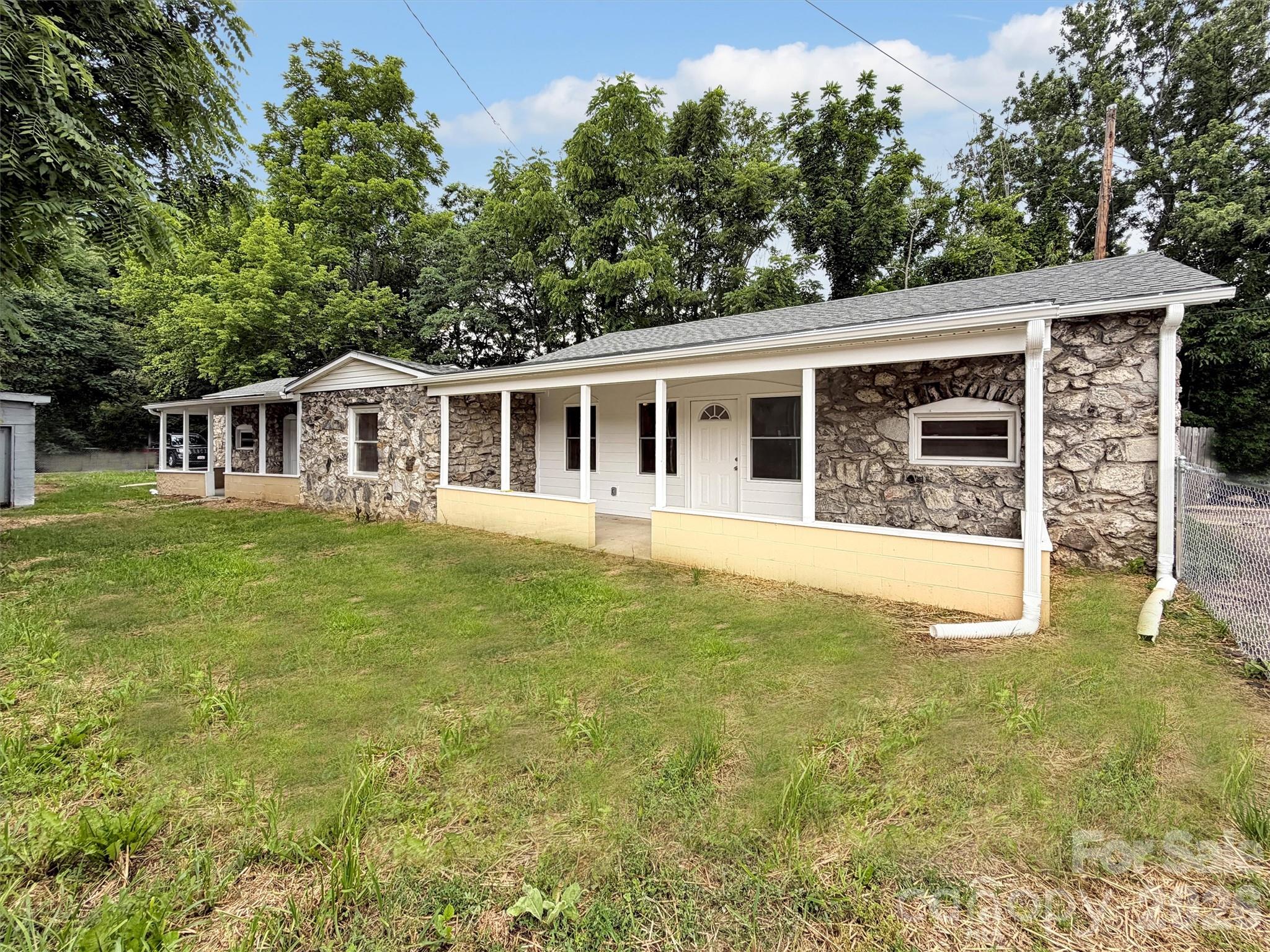 492 Riverbend Street Property Photo 5