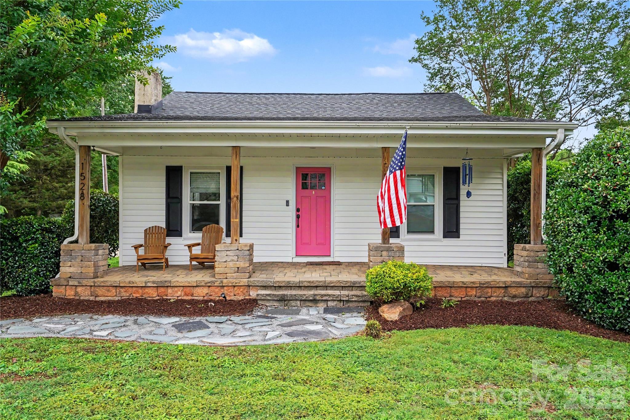 1528 S Point Road Property Photo 1
