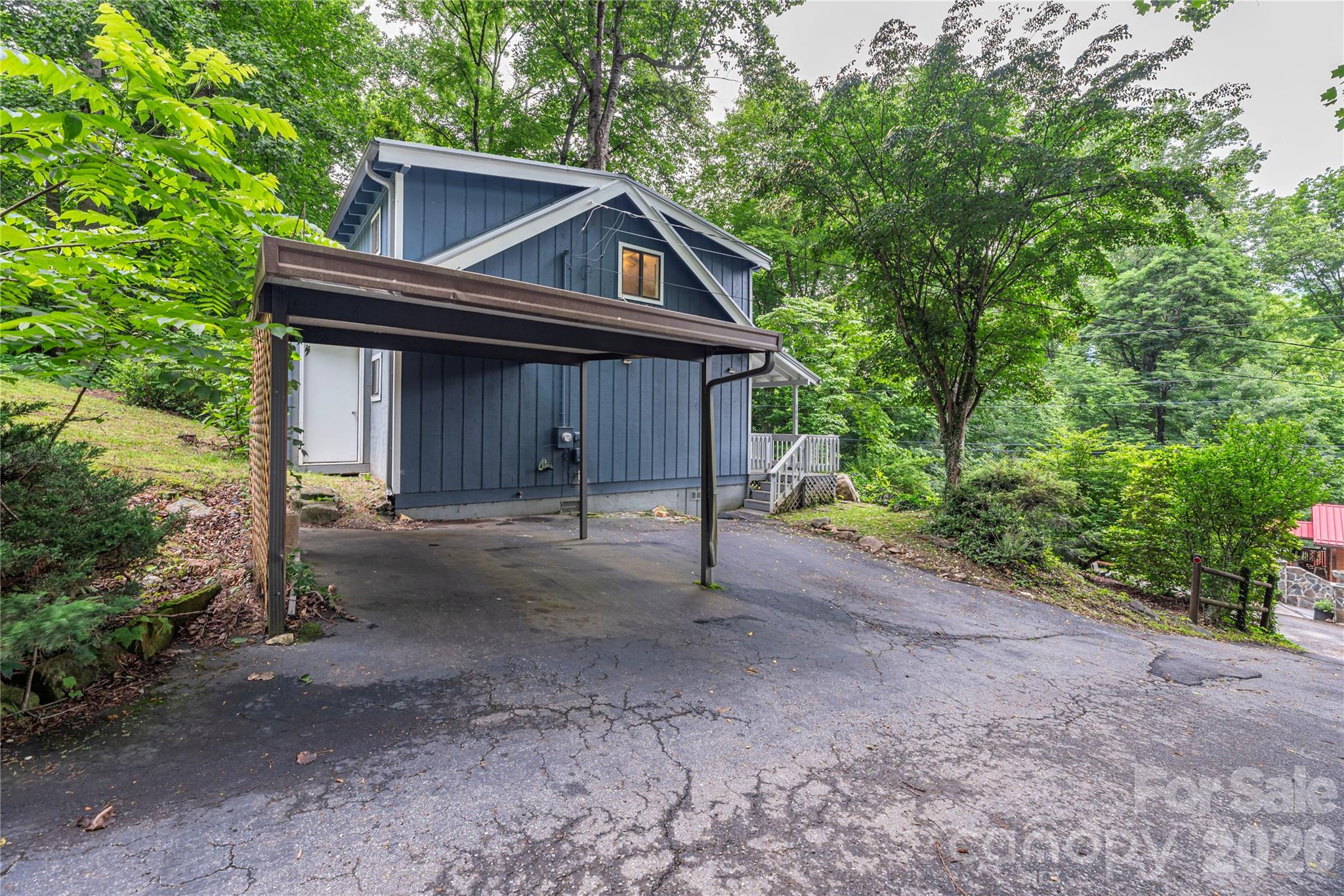 100 Bristol Lane Property Photo 4