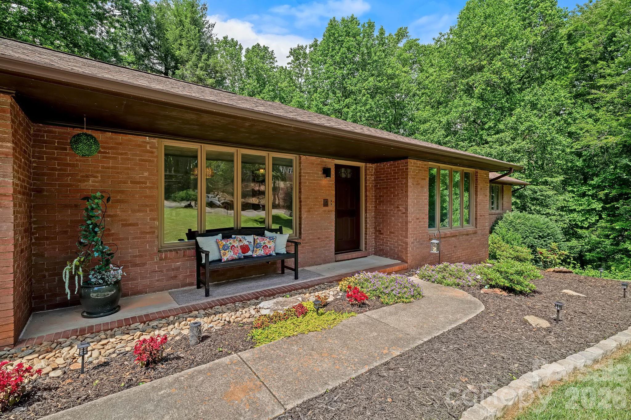 11 Grenadier Court Property Photo 2