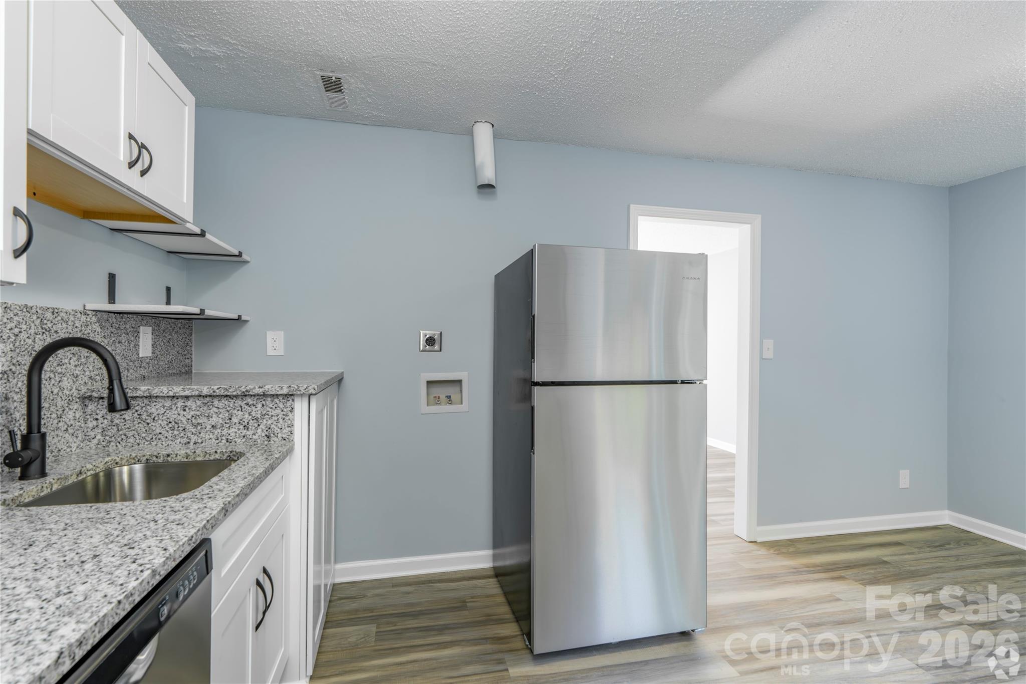 300 E Charlotte Avenue Property Photo 6