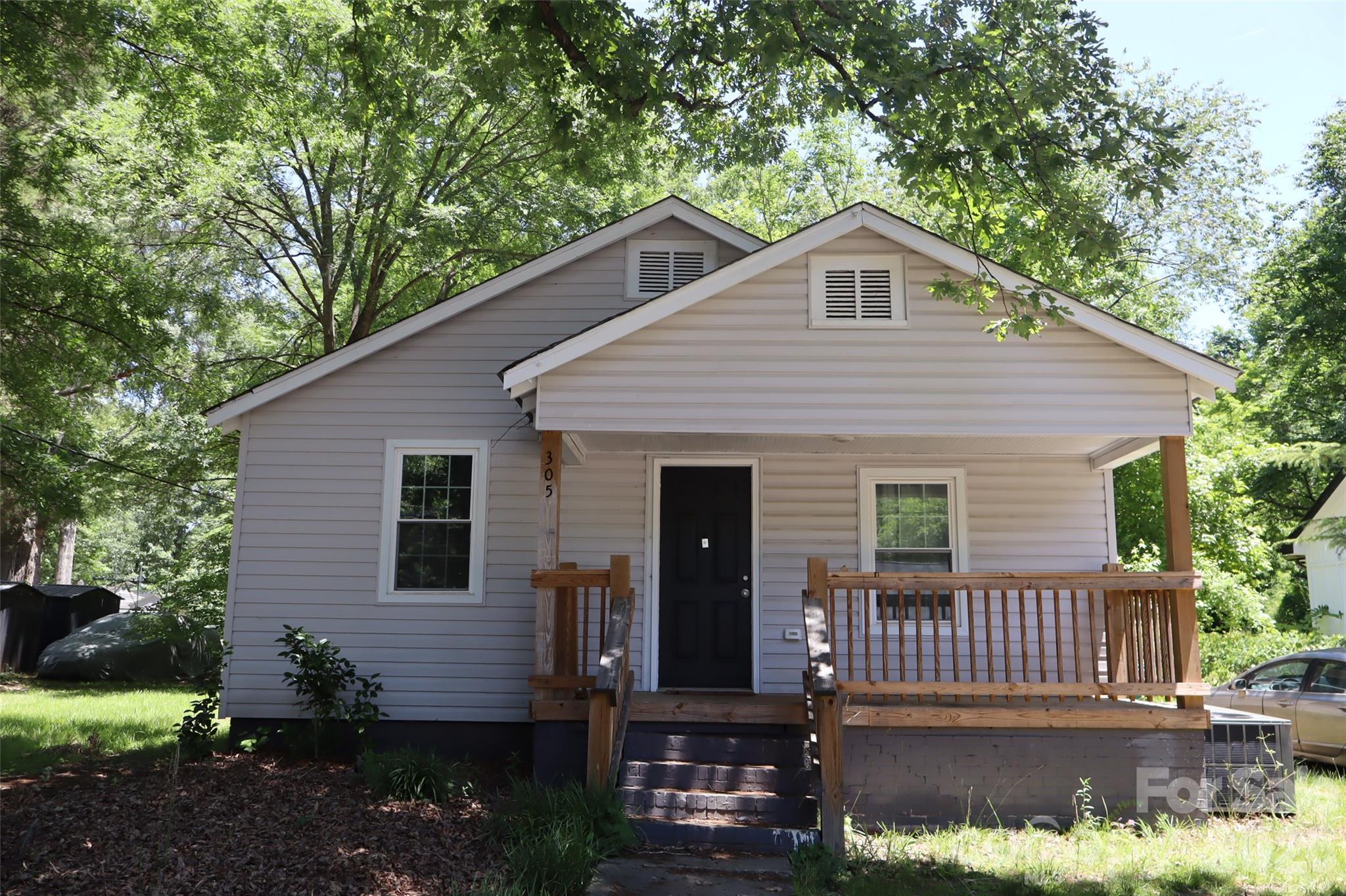 305 E Division Avenue Property Photo 1