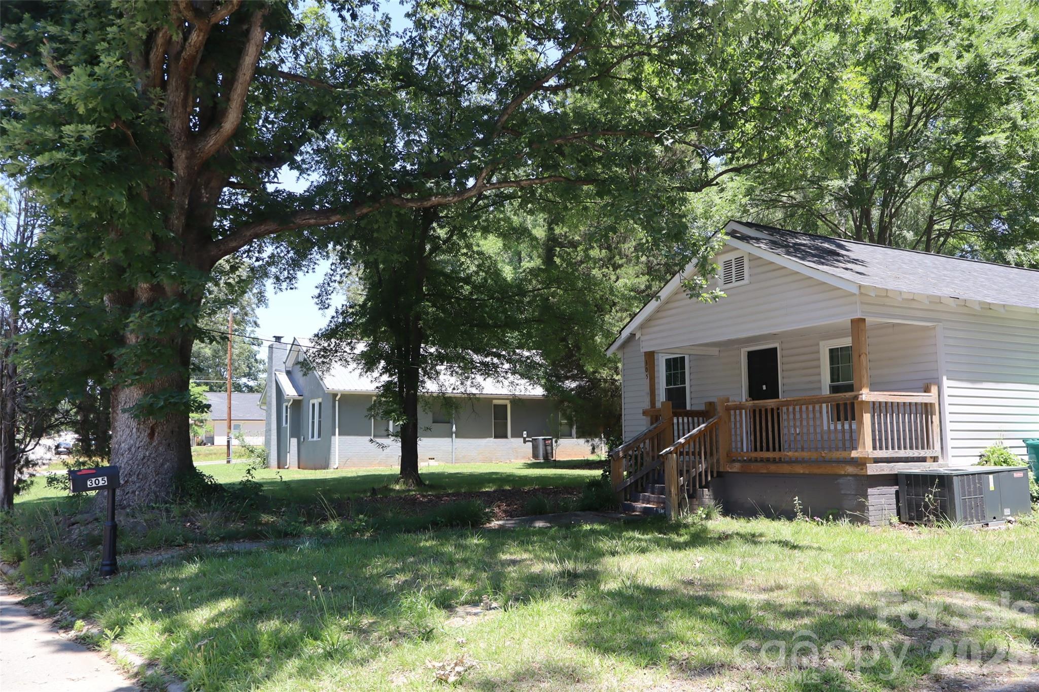 305 E Division Avenue Property Photo 2