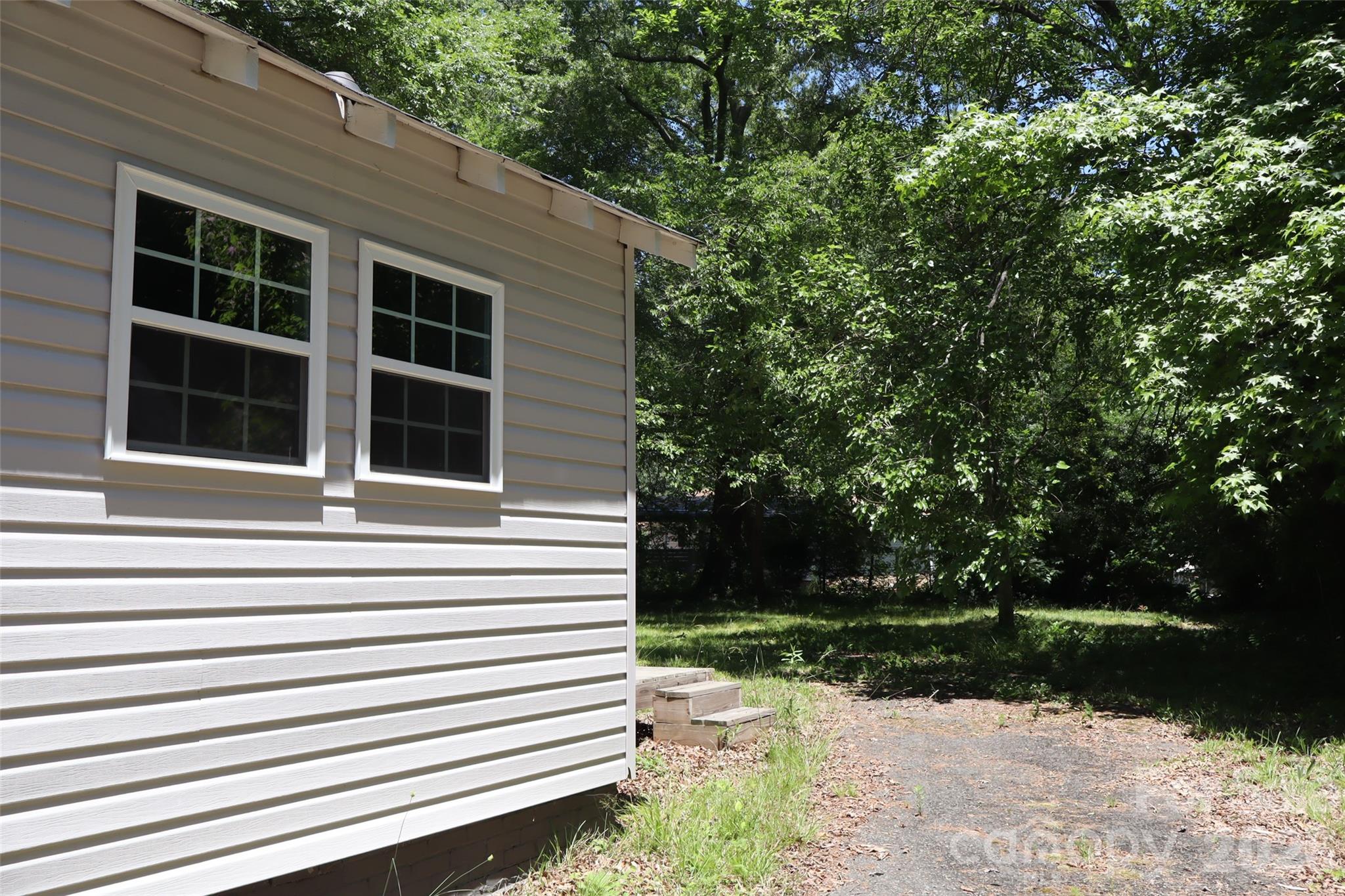305 E Division Avenue Property Photo 11