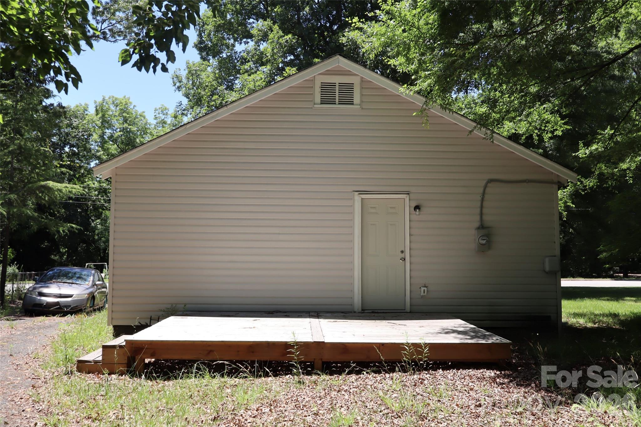 305 E Division Avenue Property Photo 13