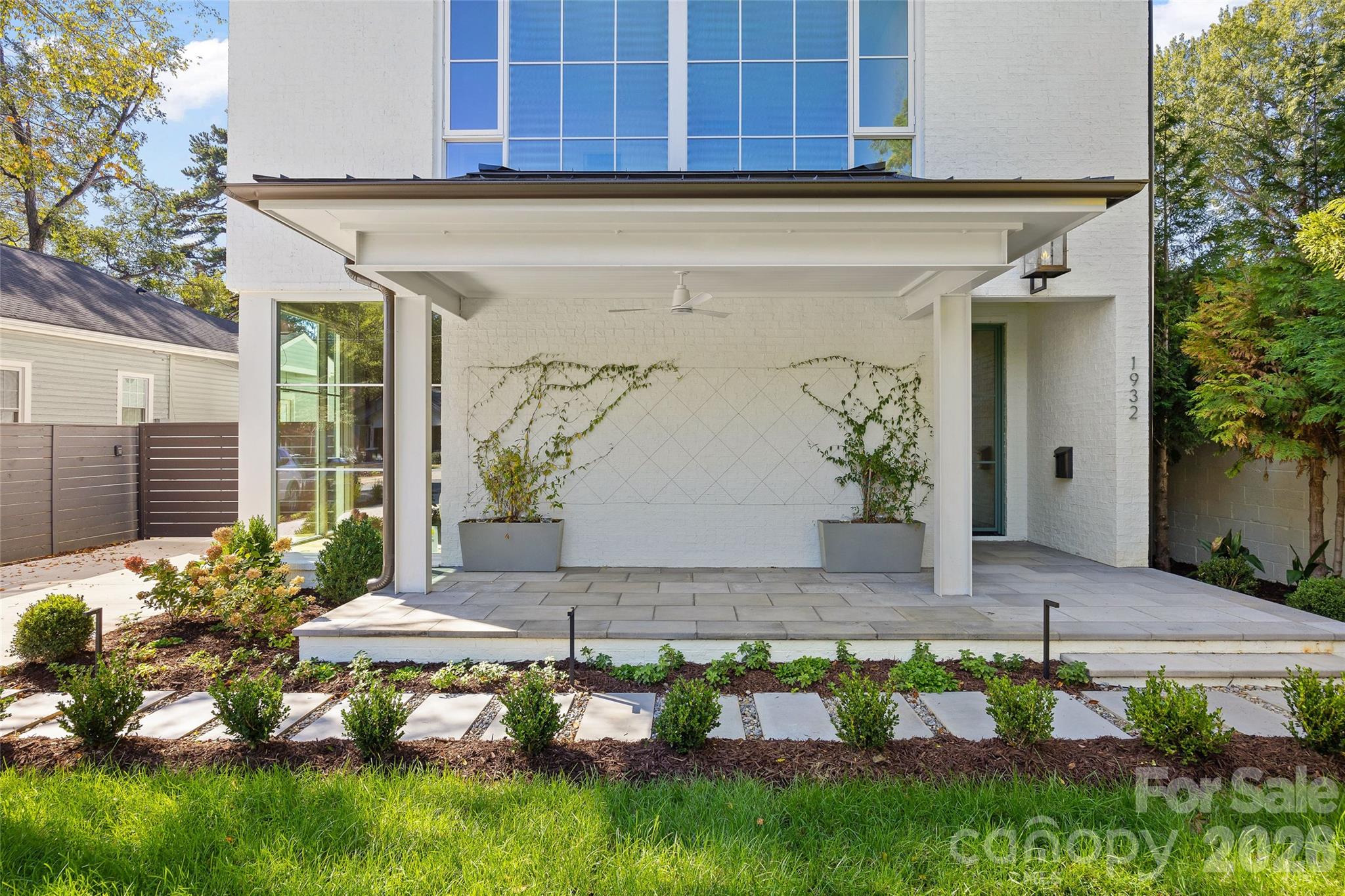 1932 E 8th Street Property Photo 2