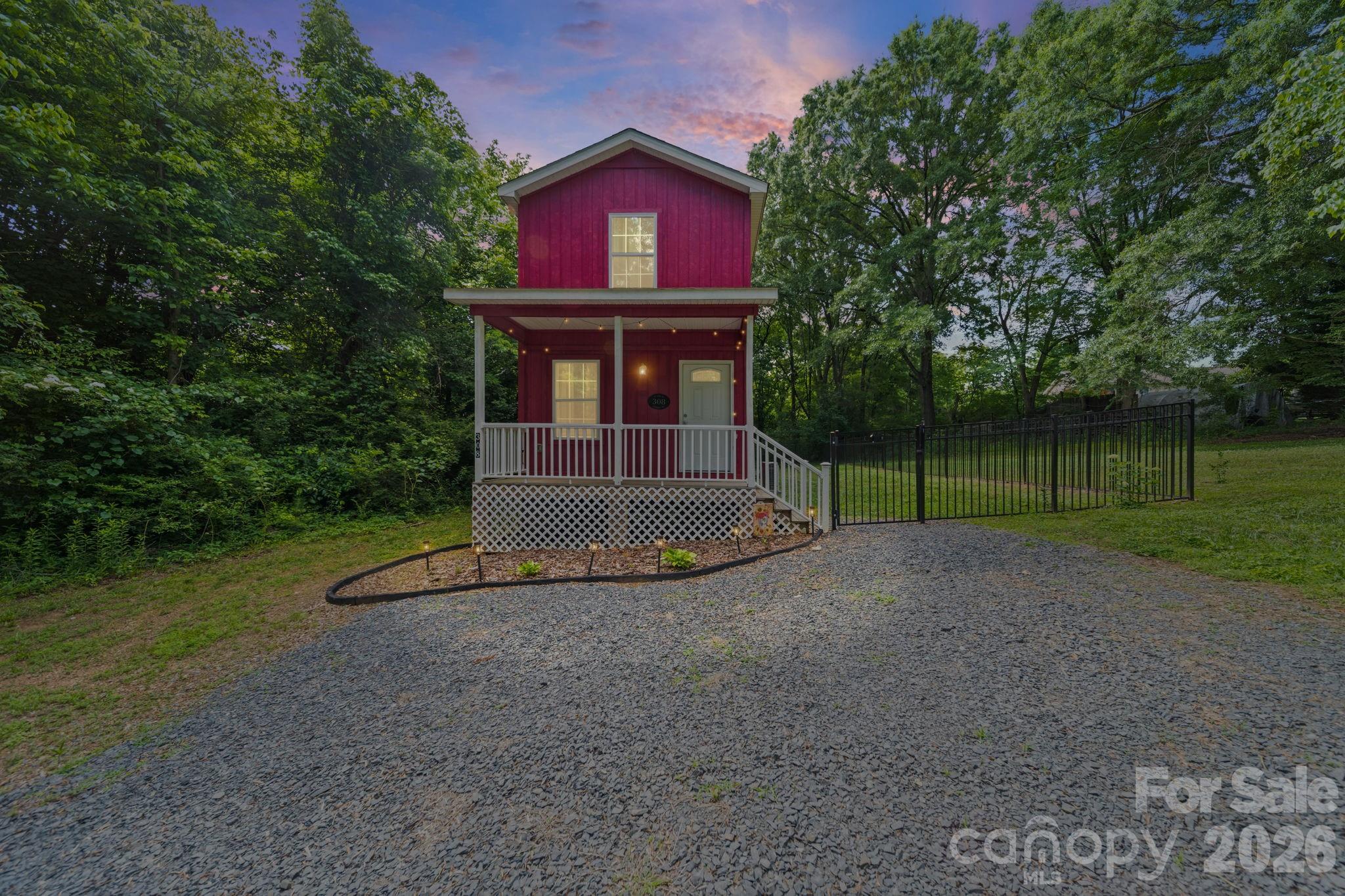308 E 10th Street Property Photo 1