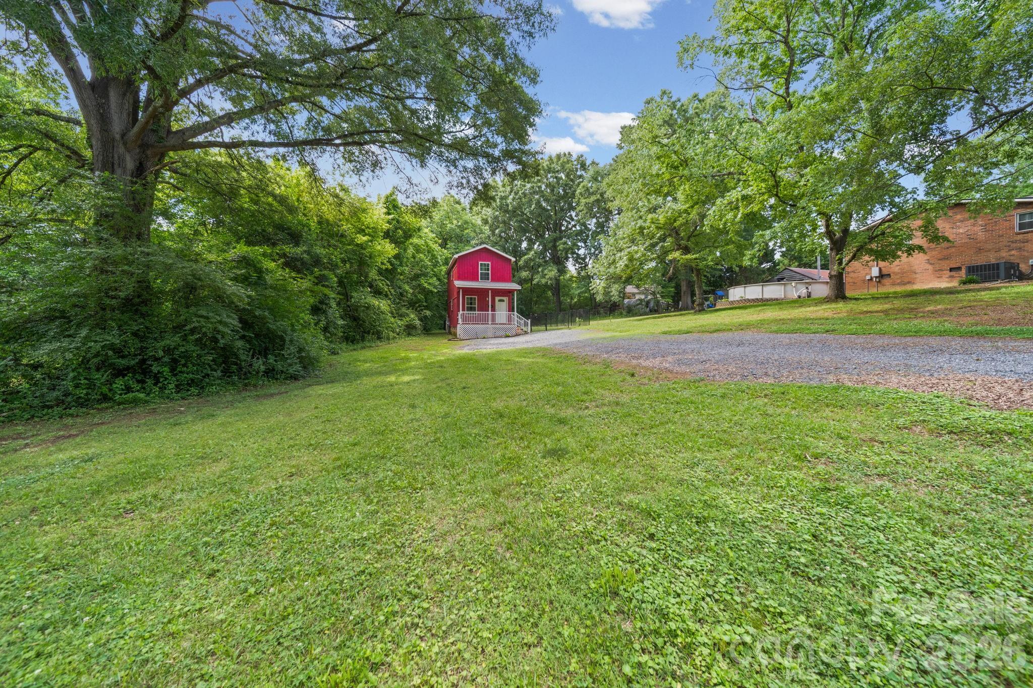 308 E 10th Street Property Photo 5
