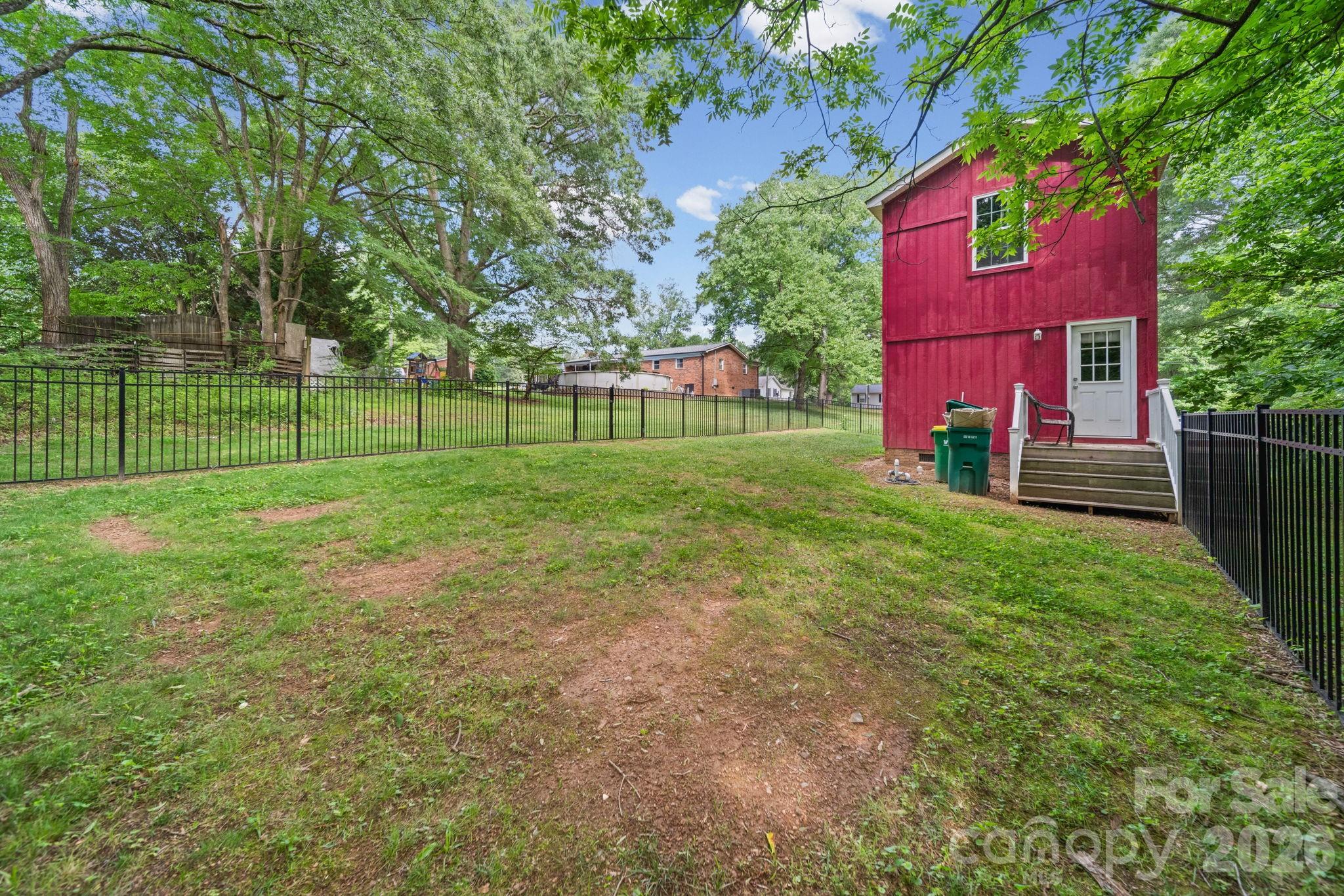308 E 10th Street Property Photo 9