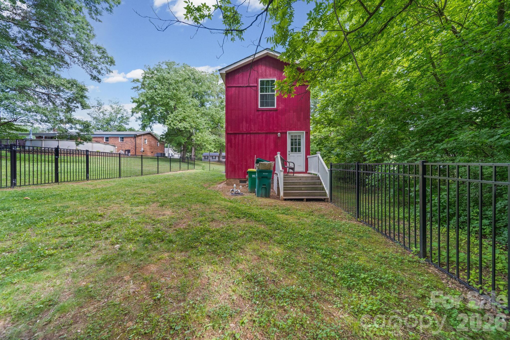 308 E 10th Street Property Photo 10
