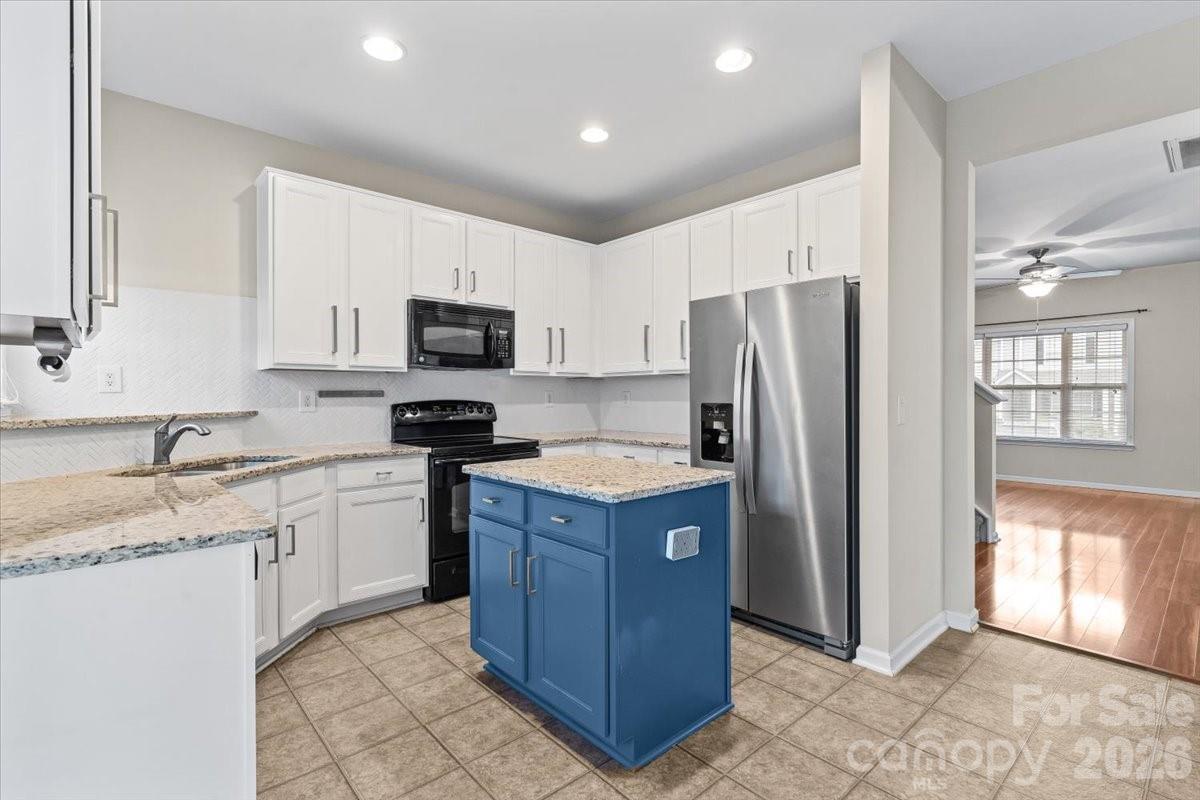 10563 Stoneacre Court Property Photo 7