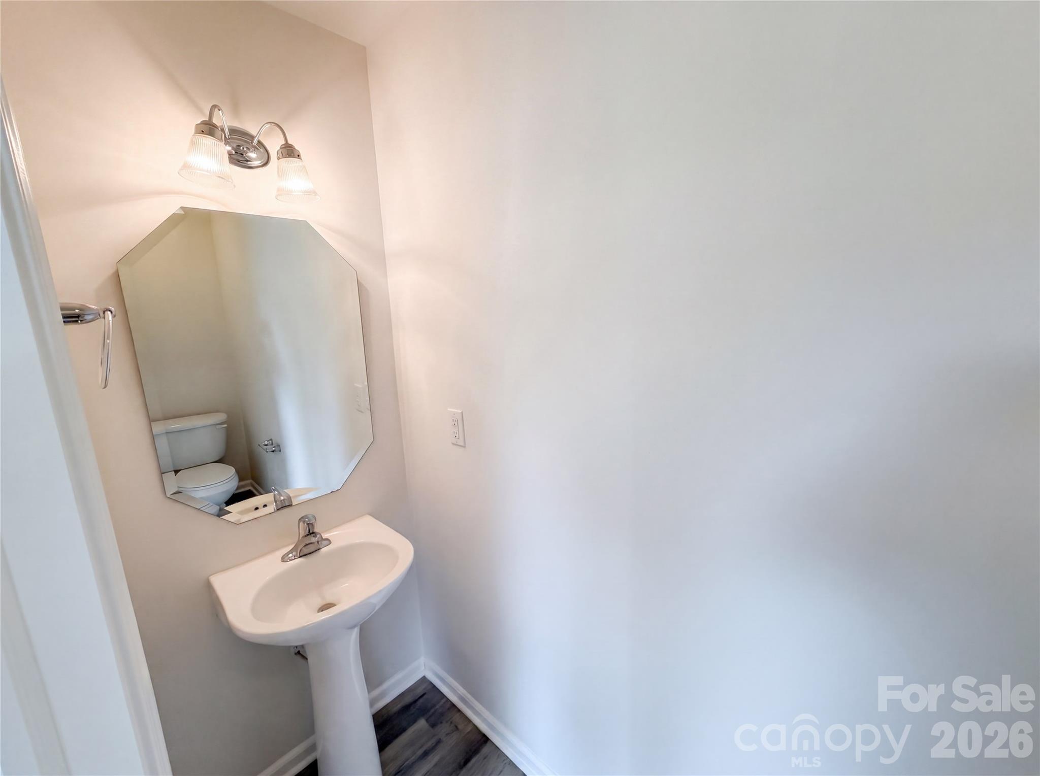 2534 Stream Bank Drive Property Photo 11
