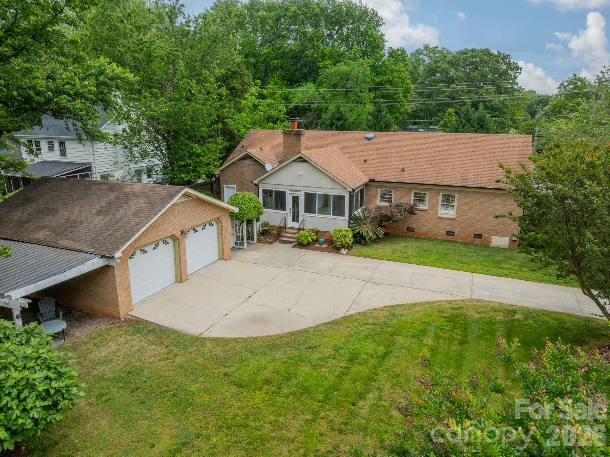 5522 Sharon Road Property Photo 1
