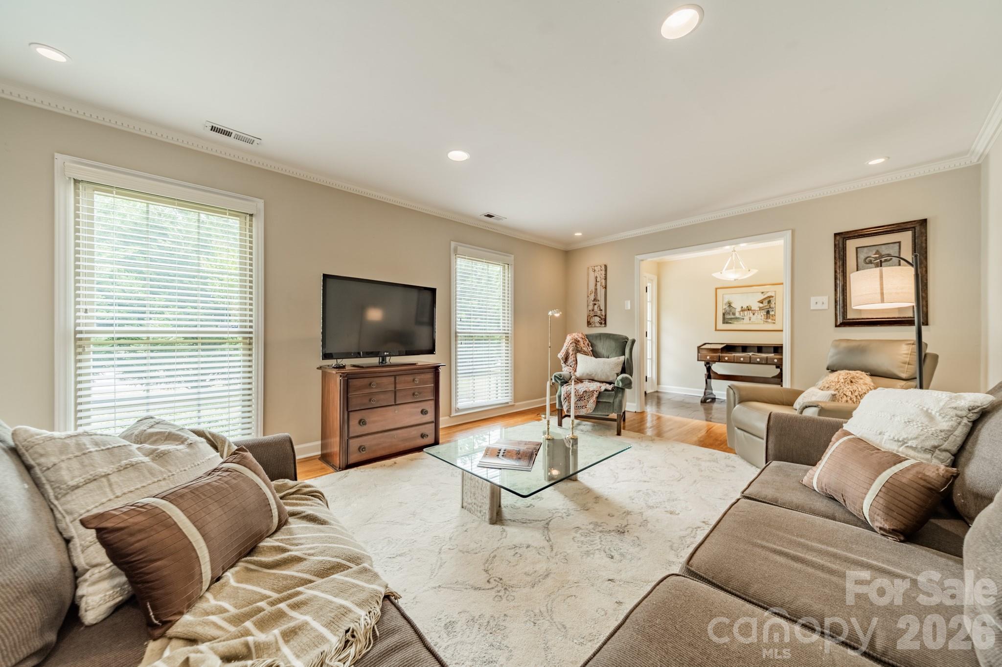 5522 Sharon Road Property Photo 4