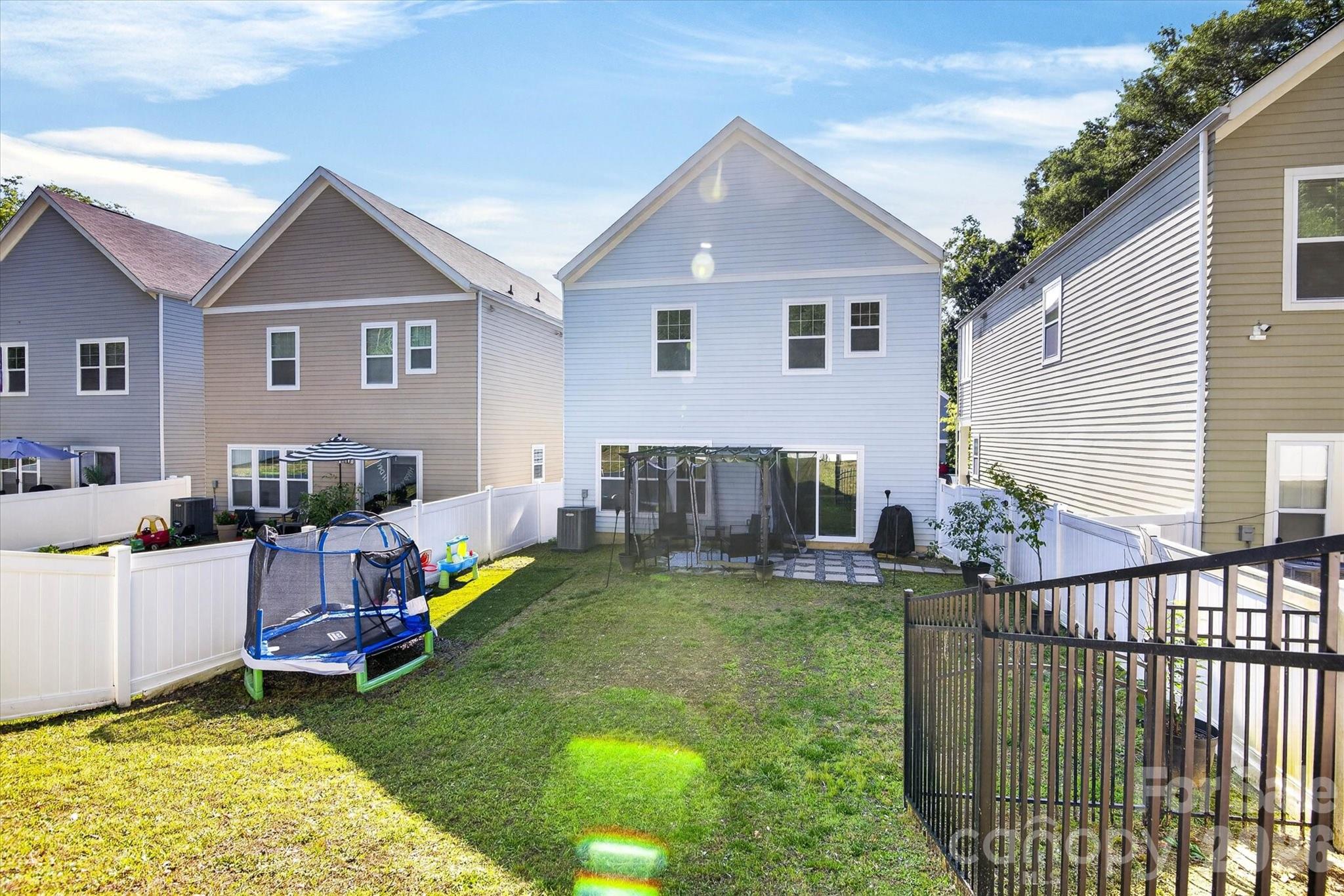 548 Kingsway Circle Property Photo 3