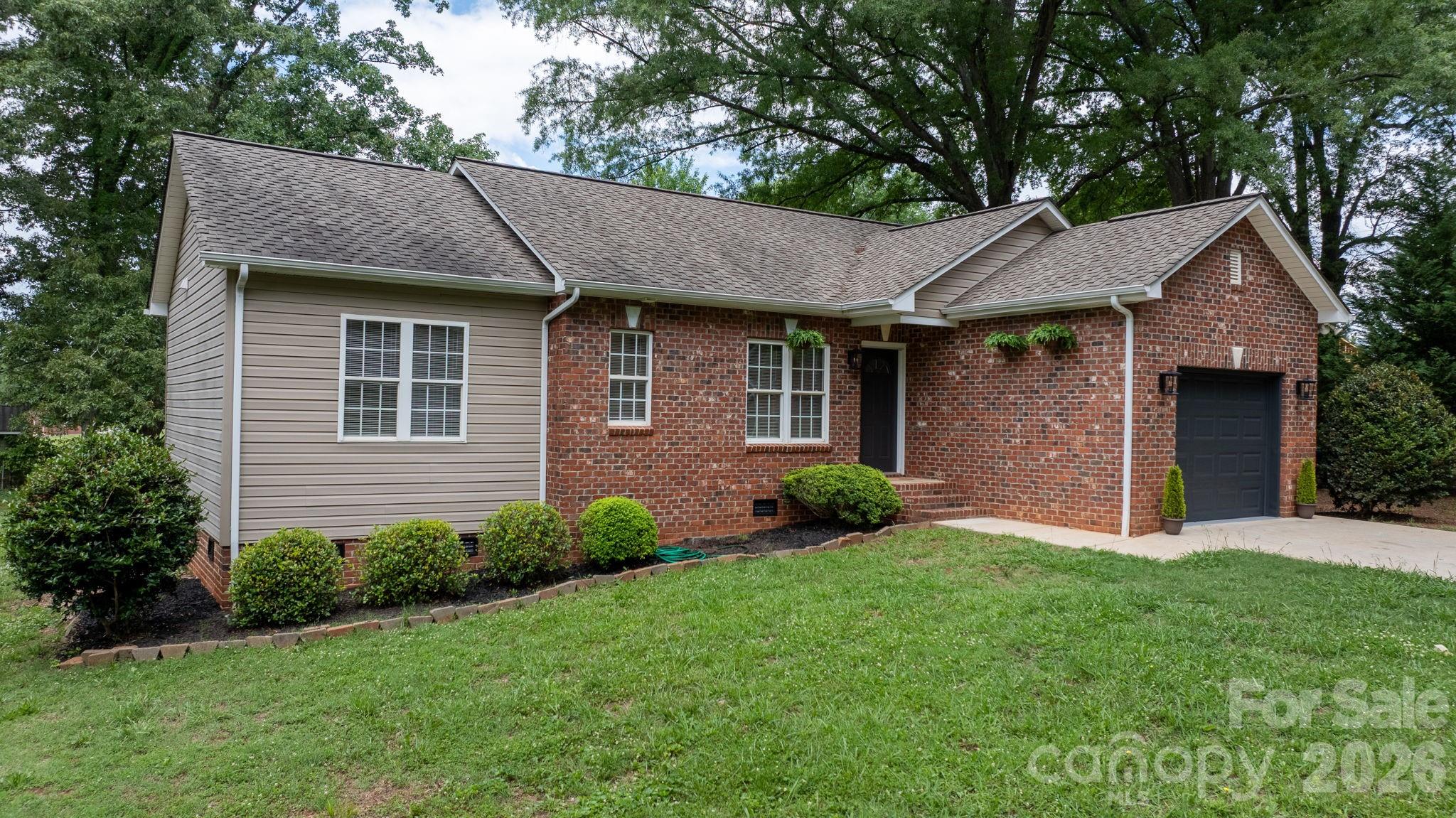 208 S B Avenue Property Photo 2