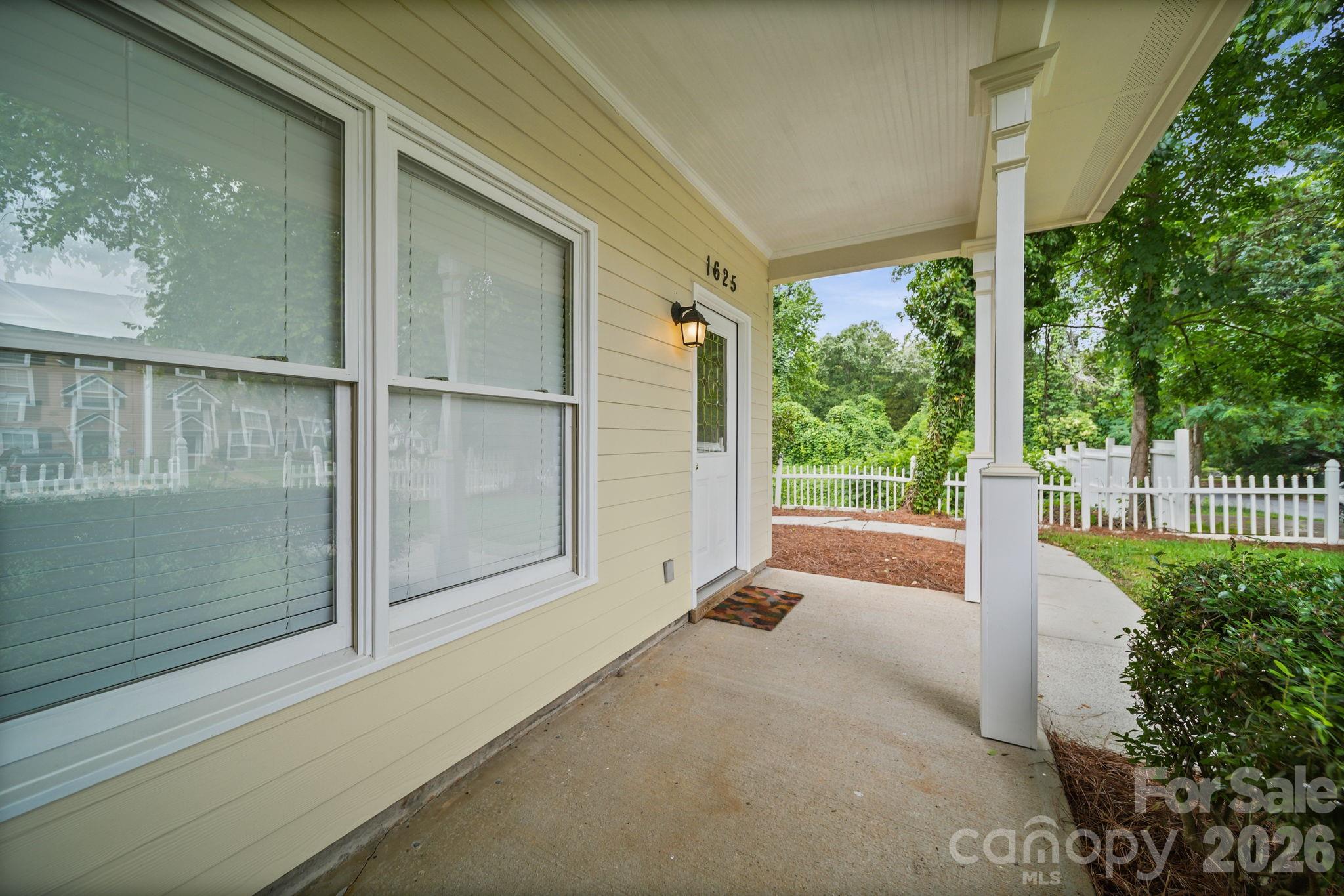 1625 Begonia Way Property Photo 2