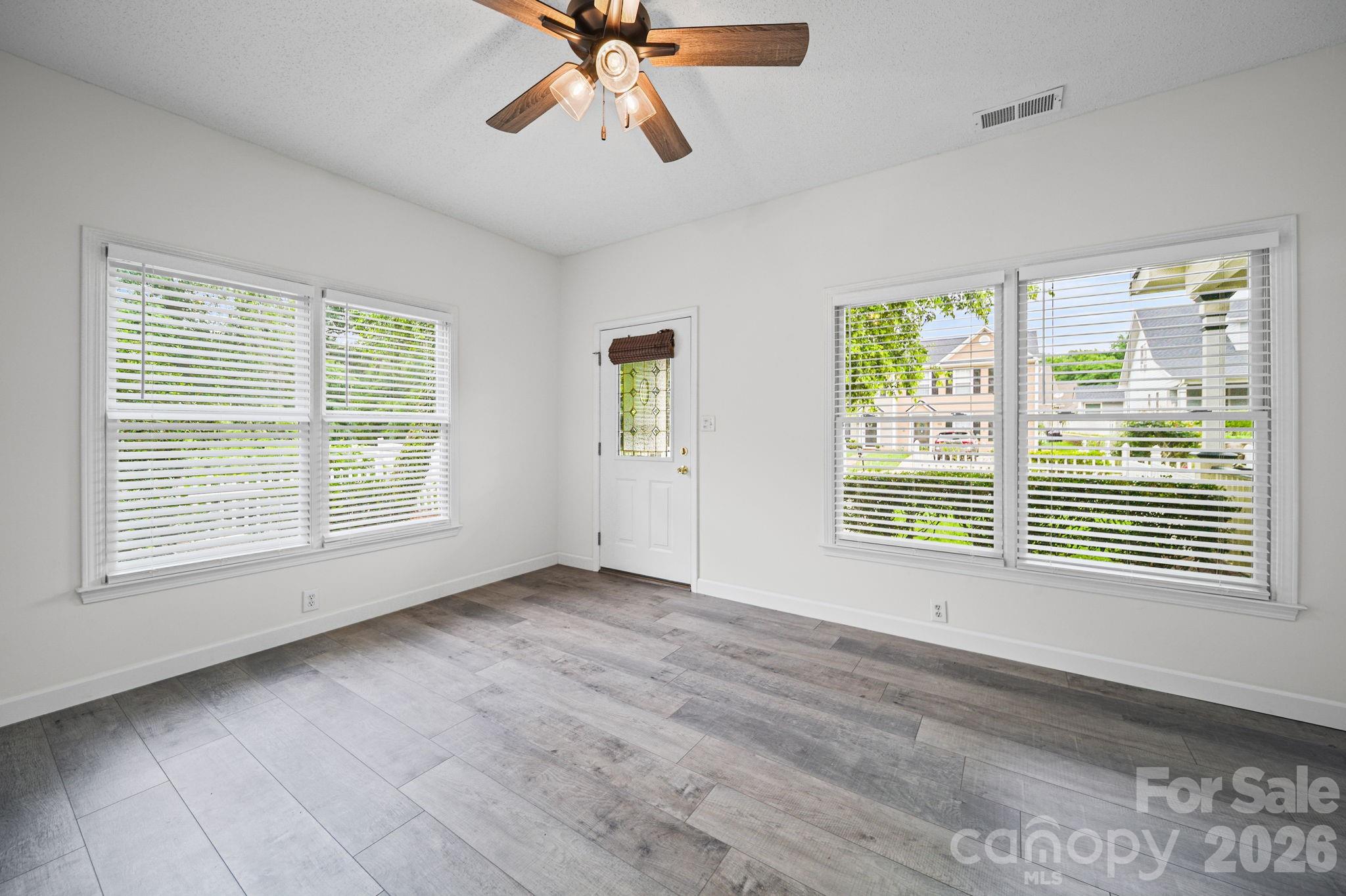 1625 Begonia Way Property Photo 4
