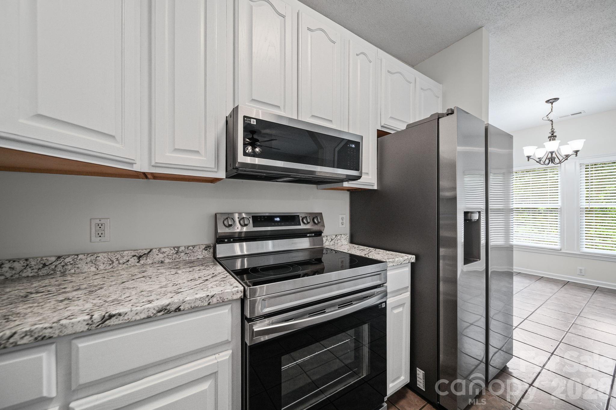 1625 Begonia Way Property Photo 6