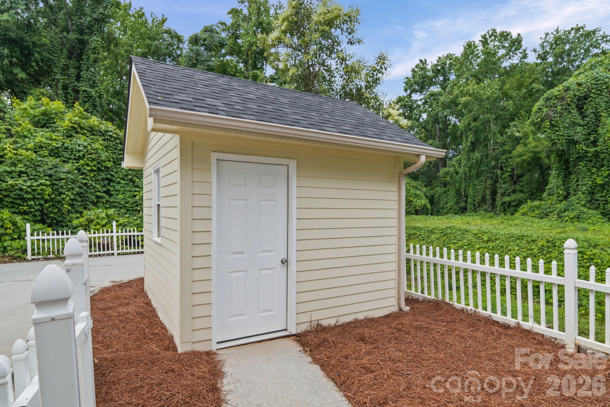 1625 Begonia Way Property Photo 18