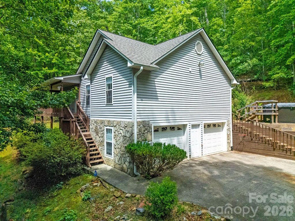 144 Lakeland Drive Property Photo 3