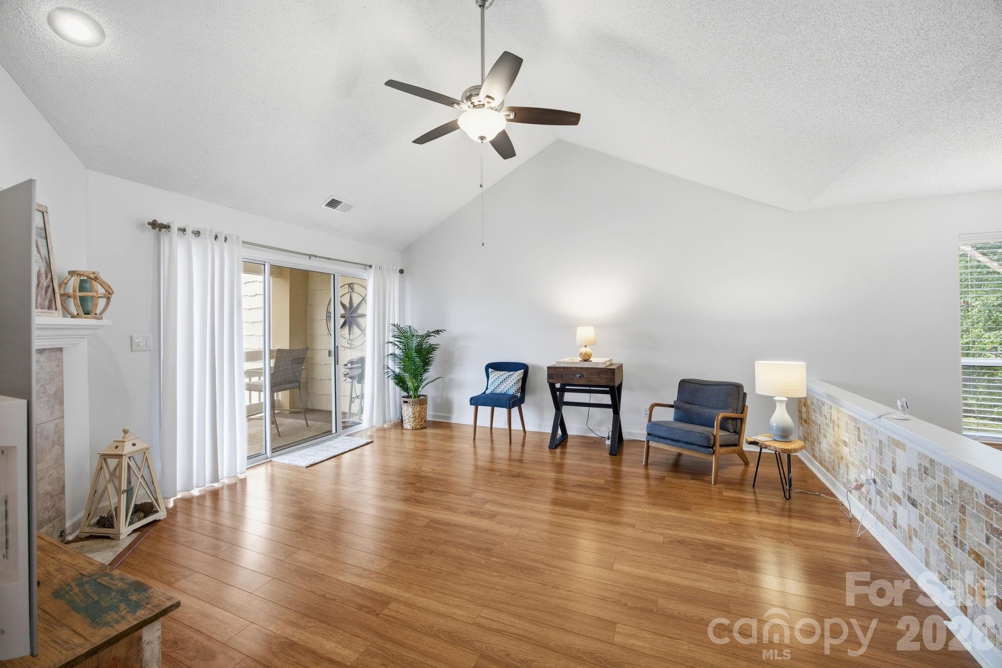 18009 Kings Point Drive I Property Photo 7