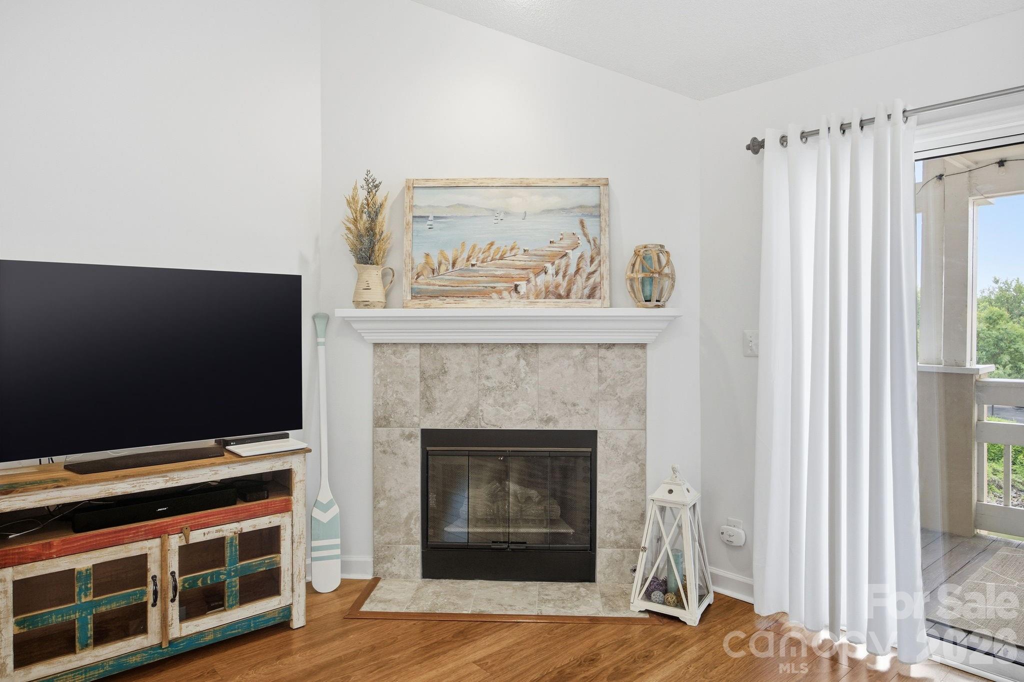 18009 Kings Point Drive I Property Photo 8