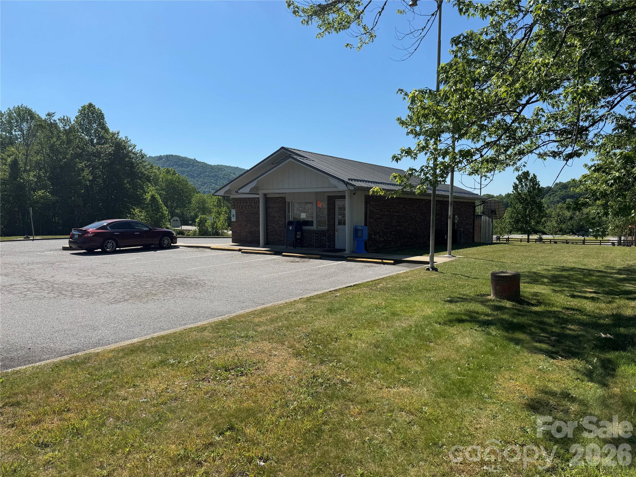 5858 Old Hendersonville Highway Property Photo 2