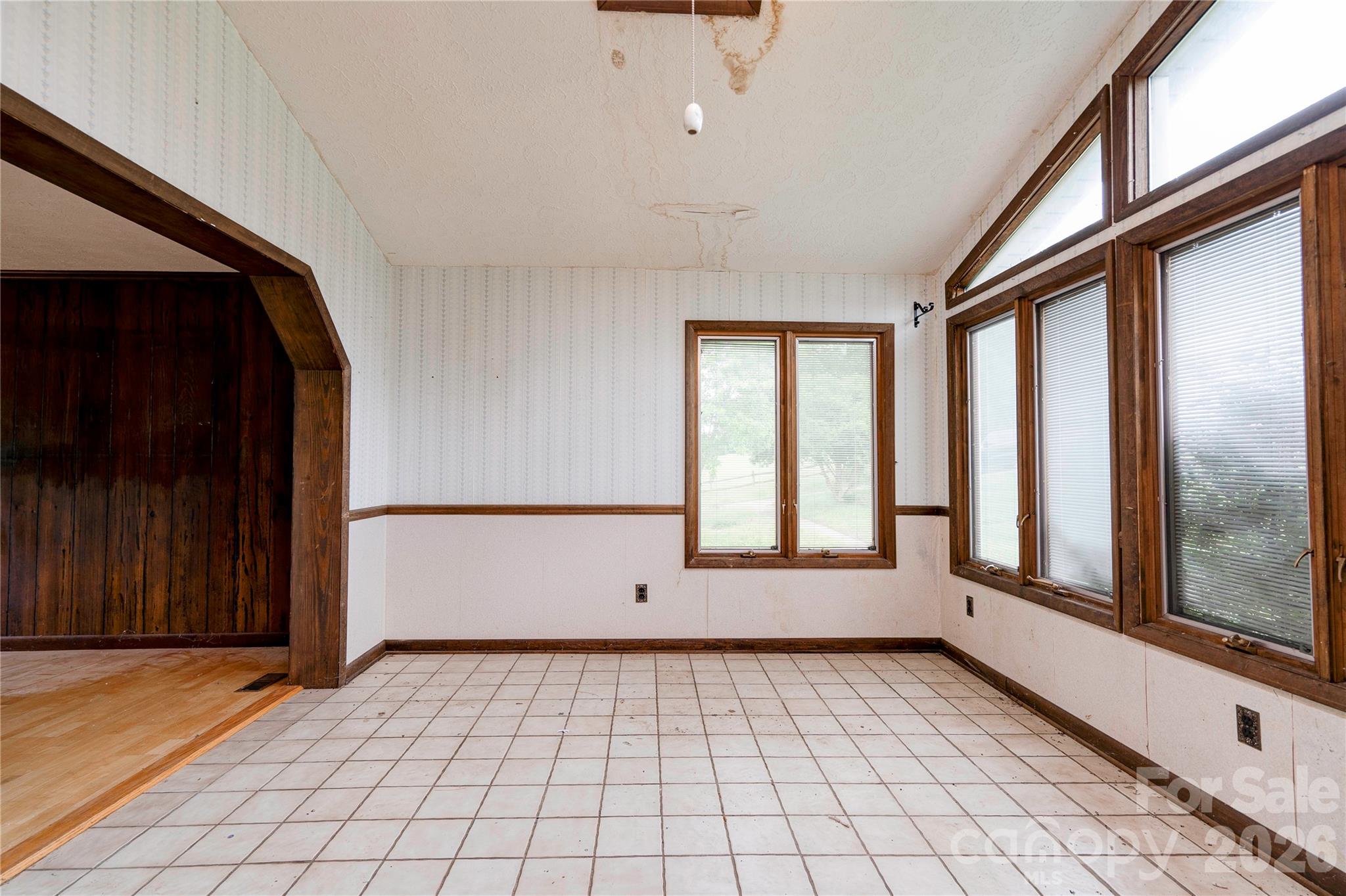 3016 Longwood Drive Property Photo 6