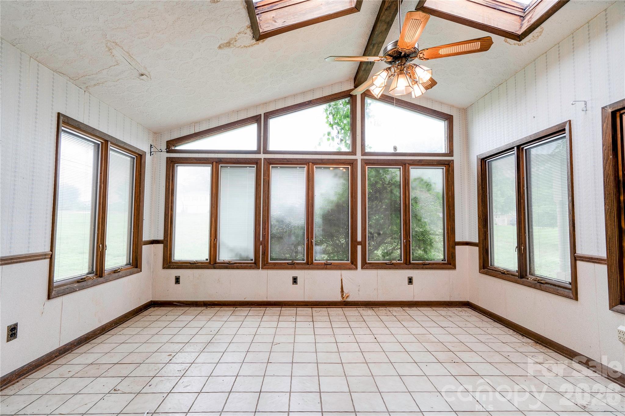 3016 Longwood Drive Property Photo 7