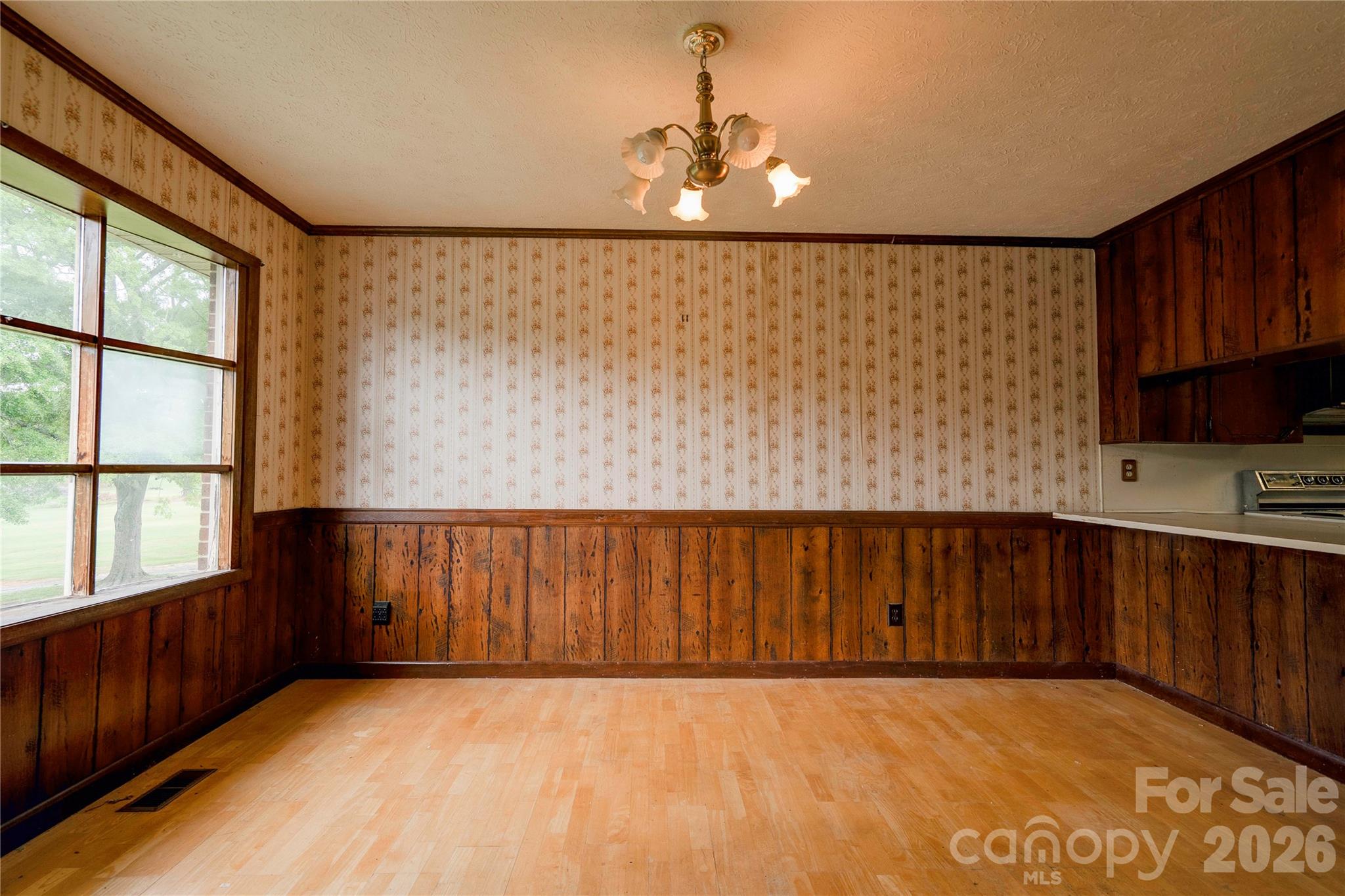 3016 Longwood Drive Property Photo 8