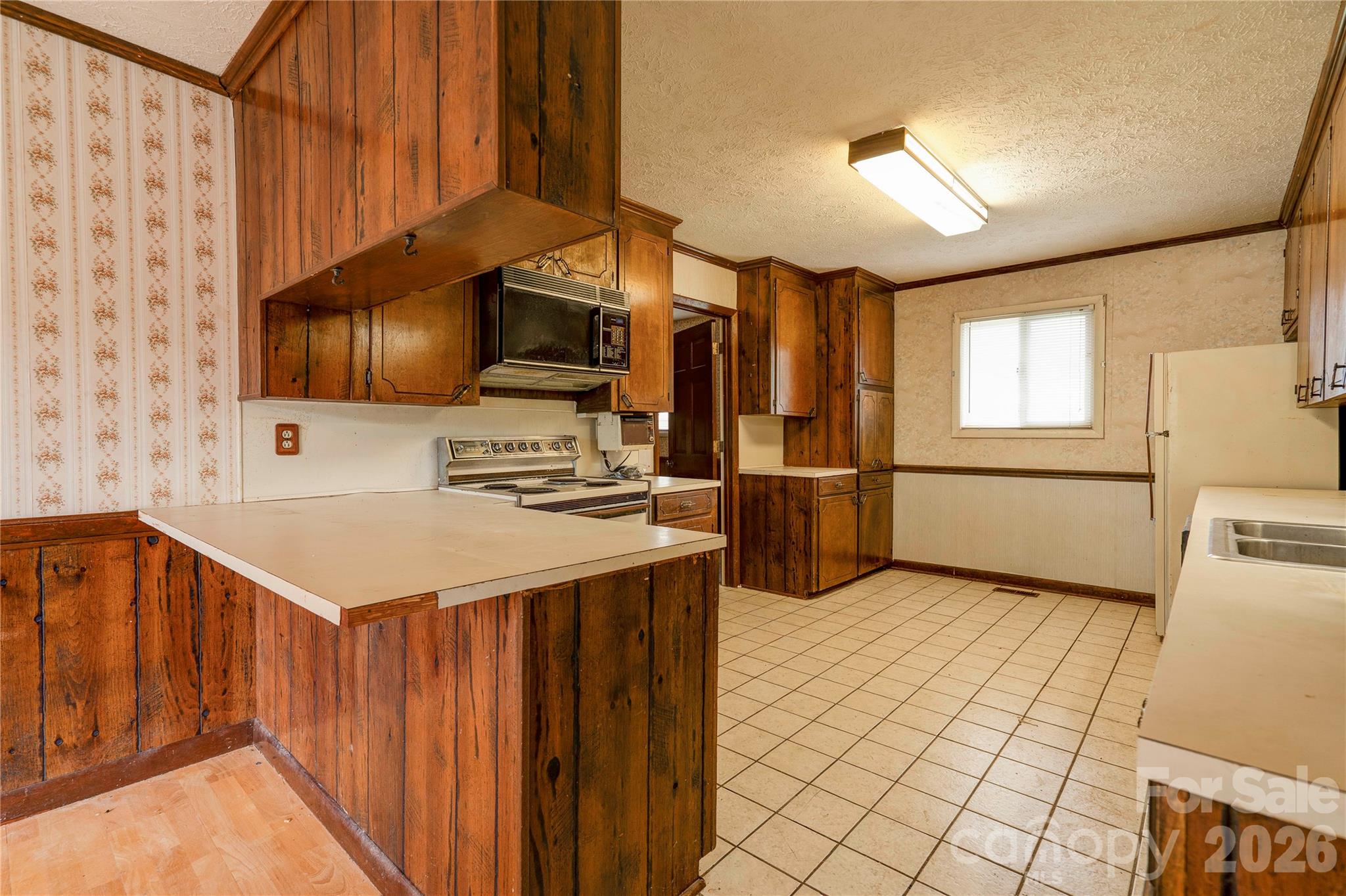 3016 Longwood Drive Property Photo 10