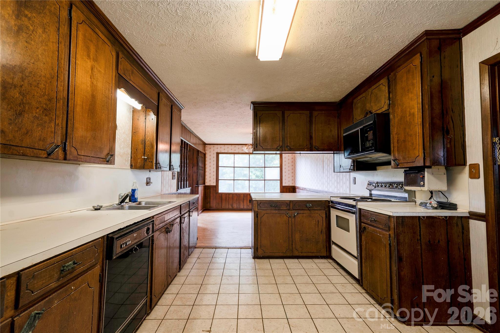 3016 Longwood Drive Property Photo 11