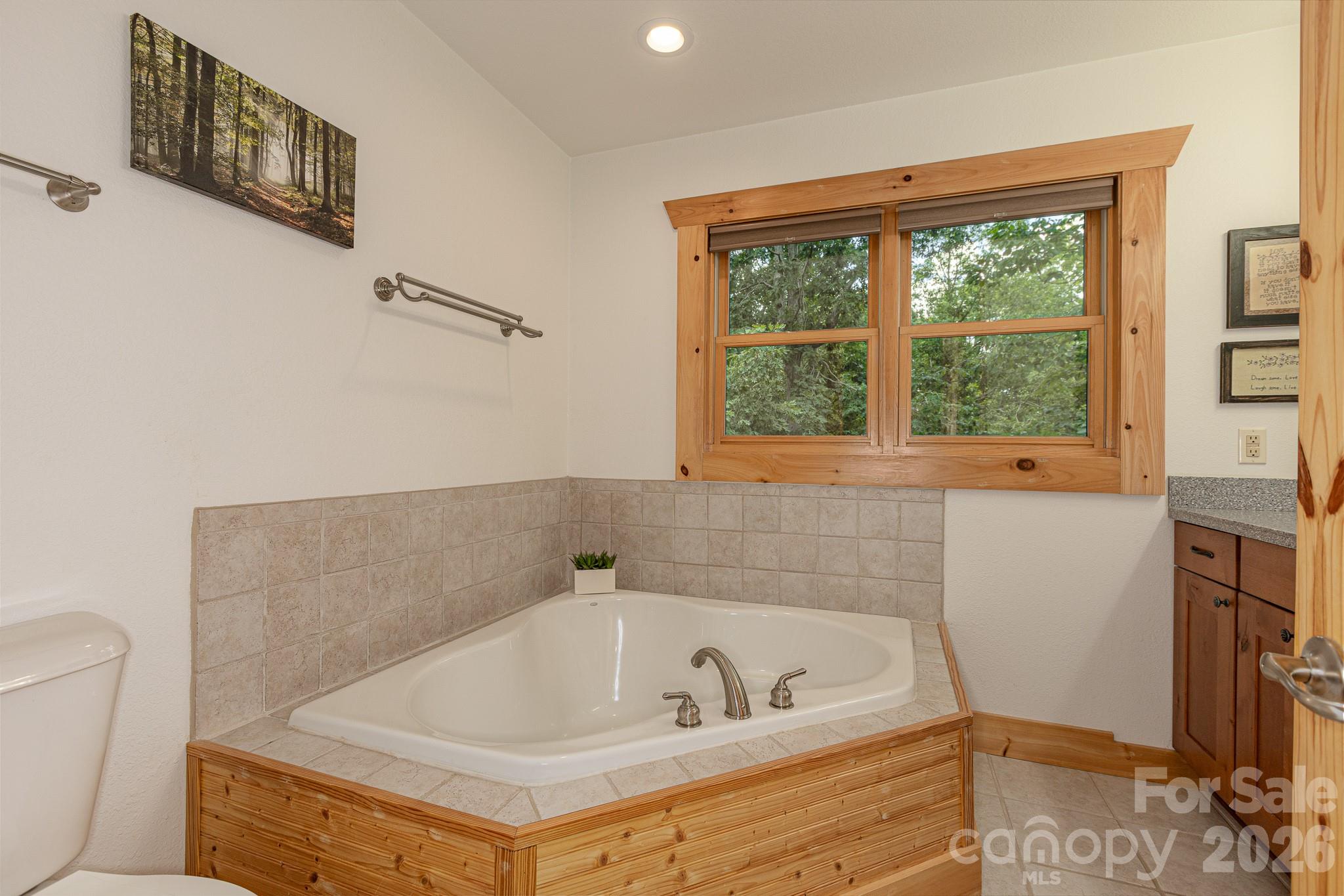 68 Woodgate Trail 93 Property Photo 17