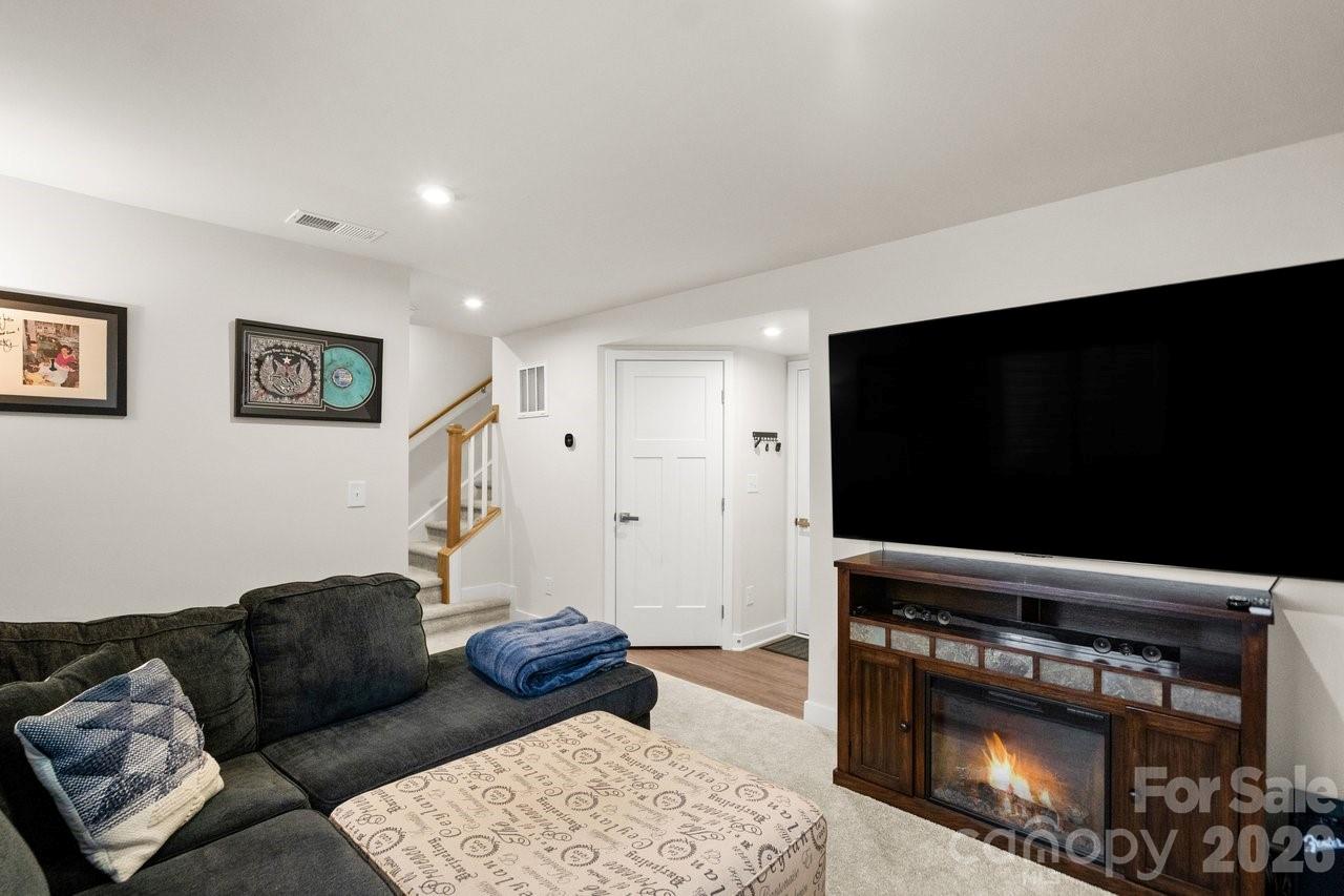 513 Evergreen Terrace 22 Property Photo 20