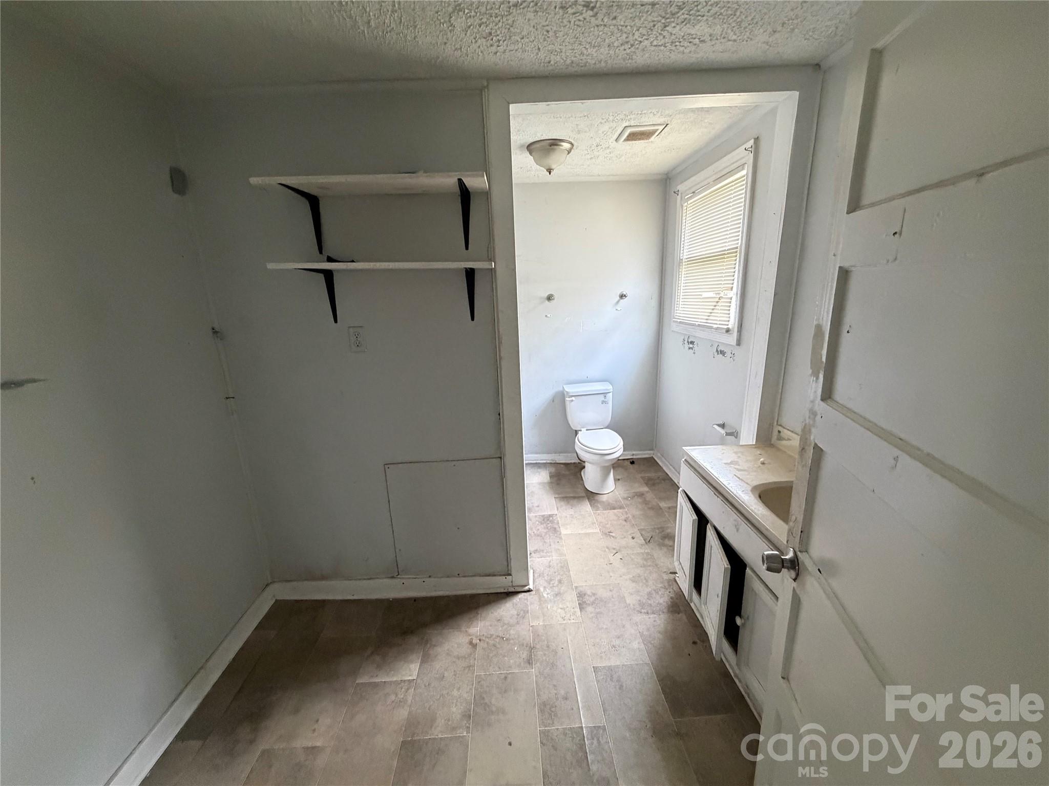 2528 Gardner Street Property Photo 6