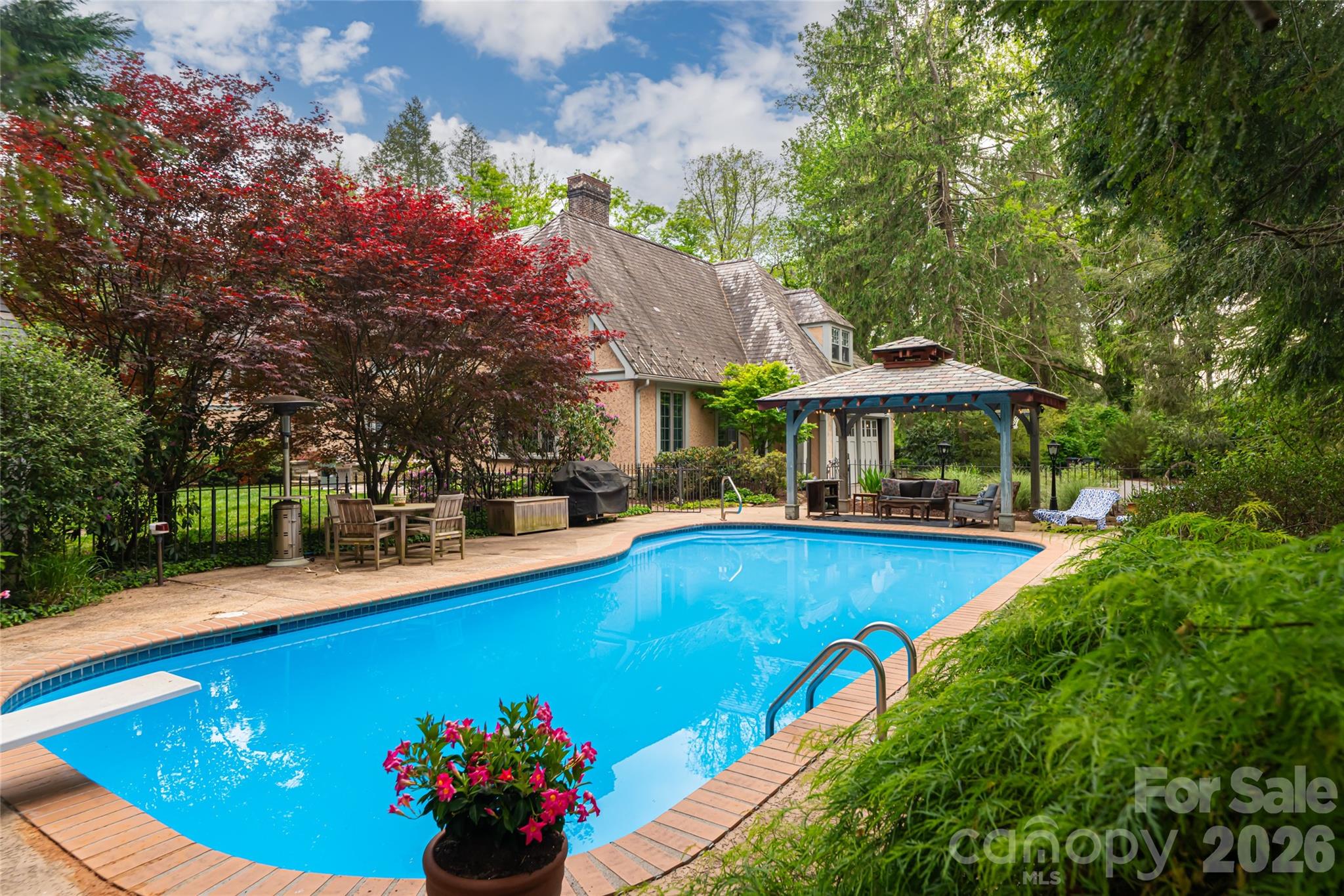 334 Vanderbilt Road Property Photo 2