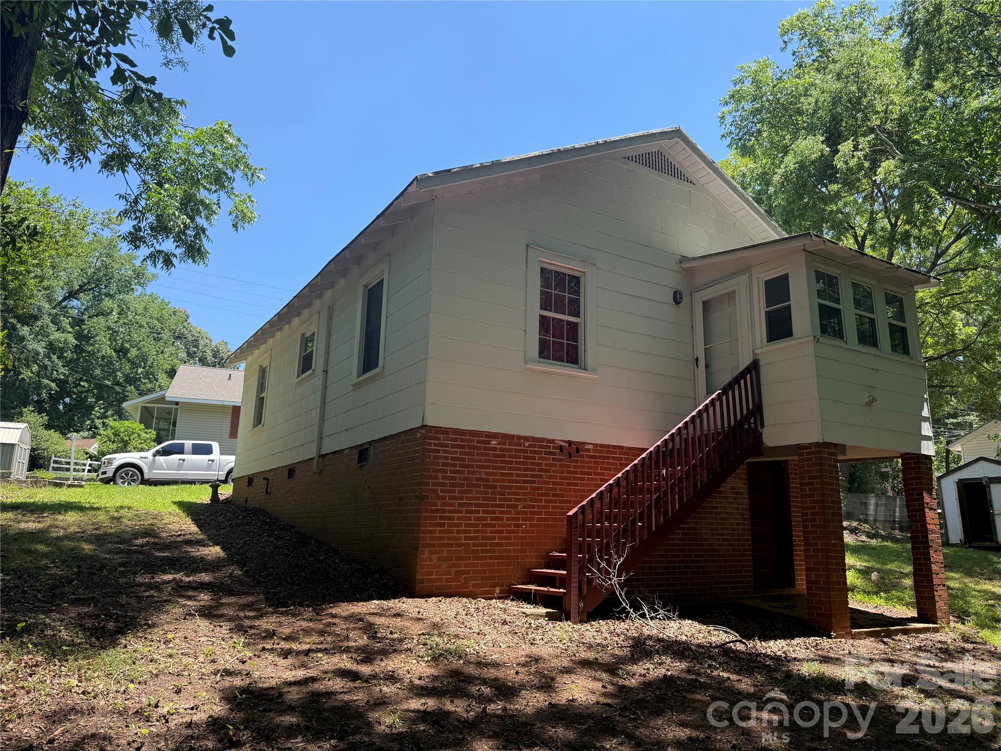 122 E Hargrave Street Property Photo 4