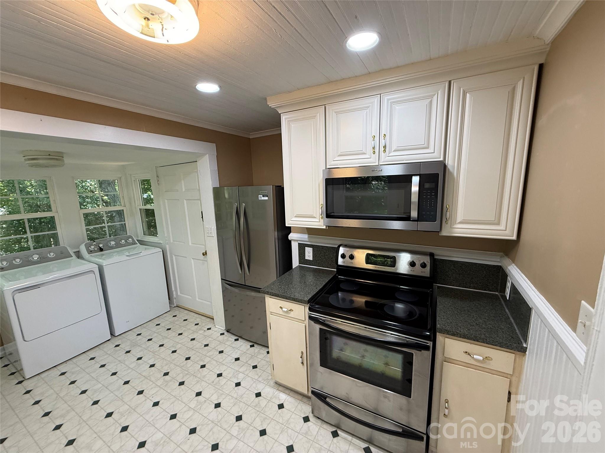 122 E Hargrave Street Property Photo 8