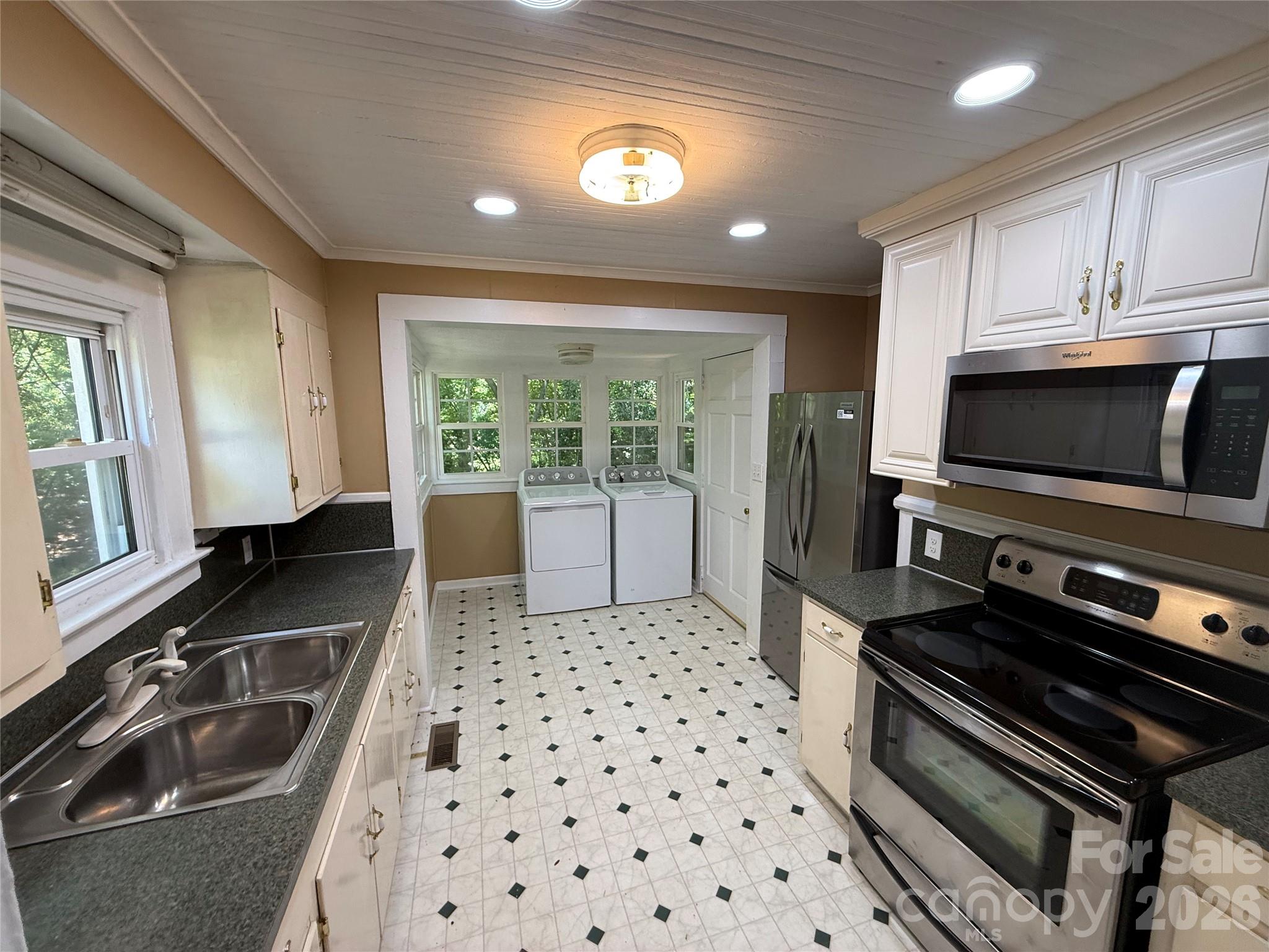 122 E Hargrave Street Property Photo 9