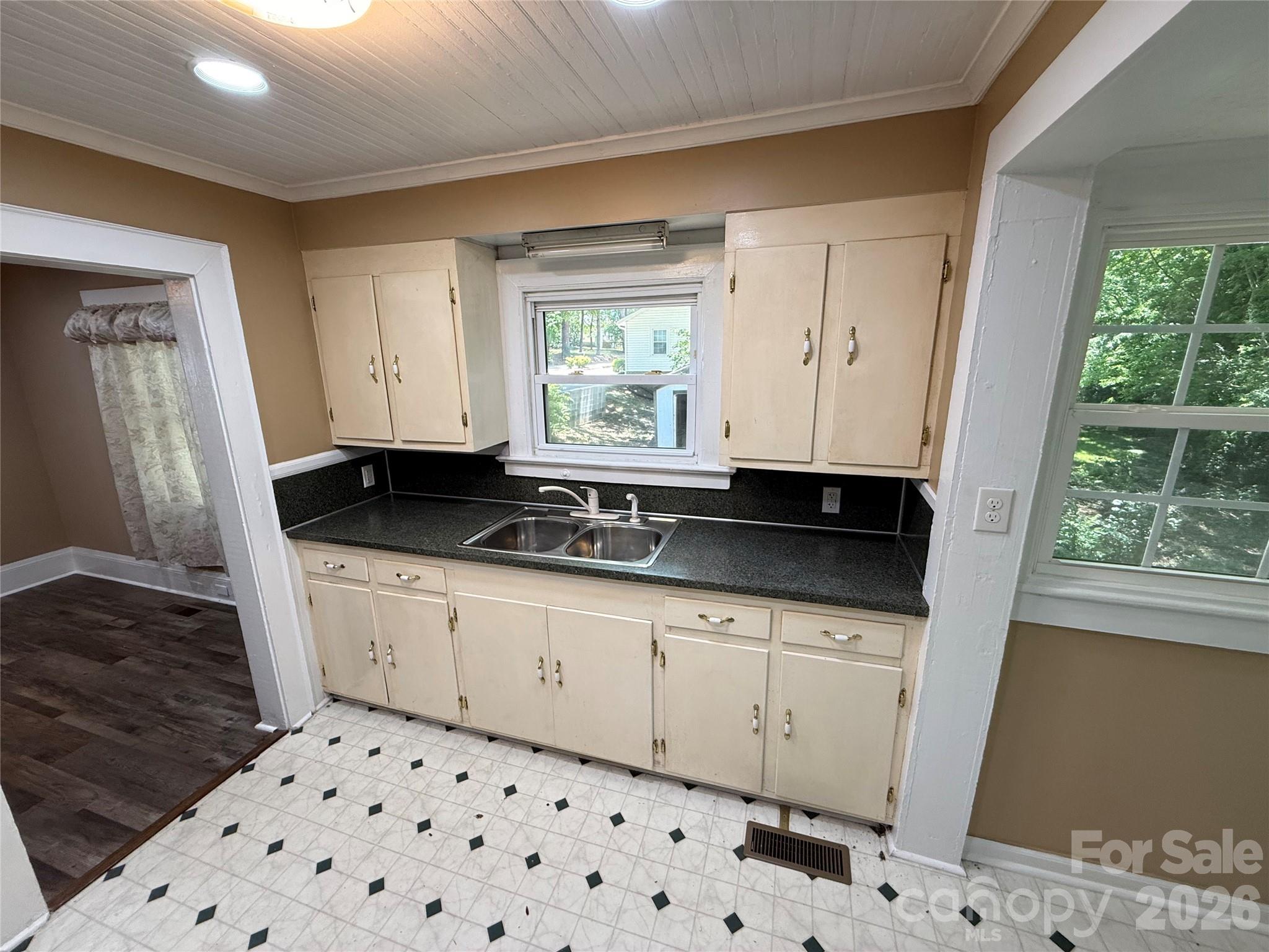 122 E Hargrave Street Property Photo 10
