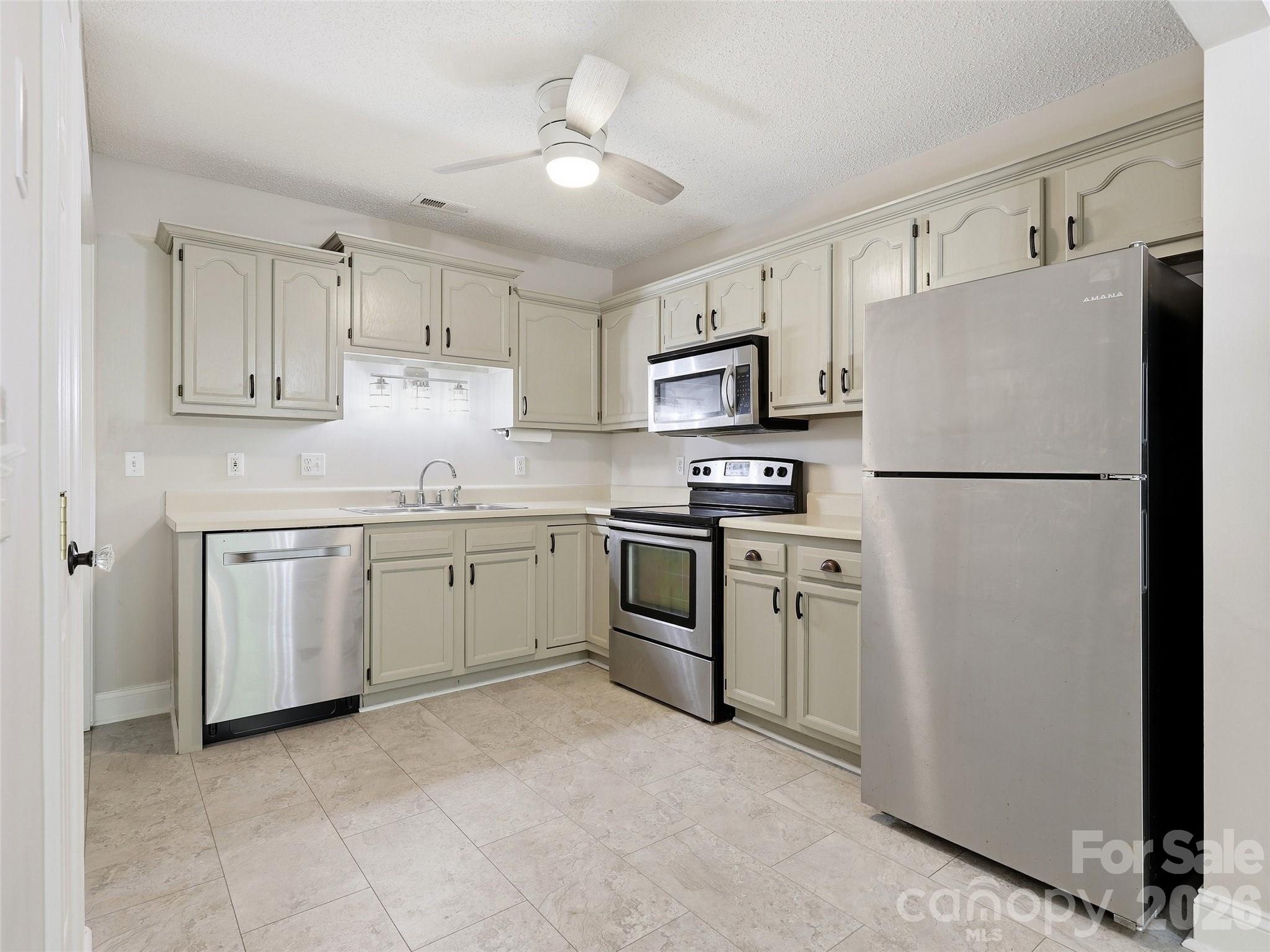42 Queen Road D Property Photo 11