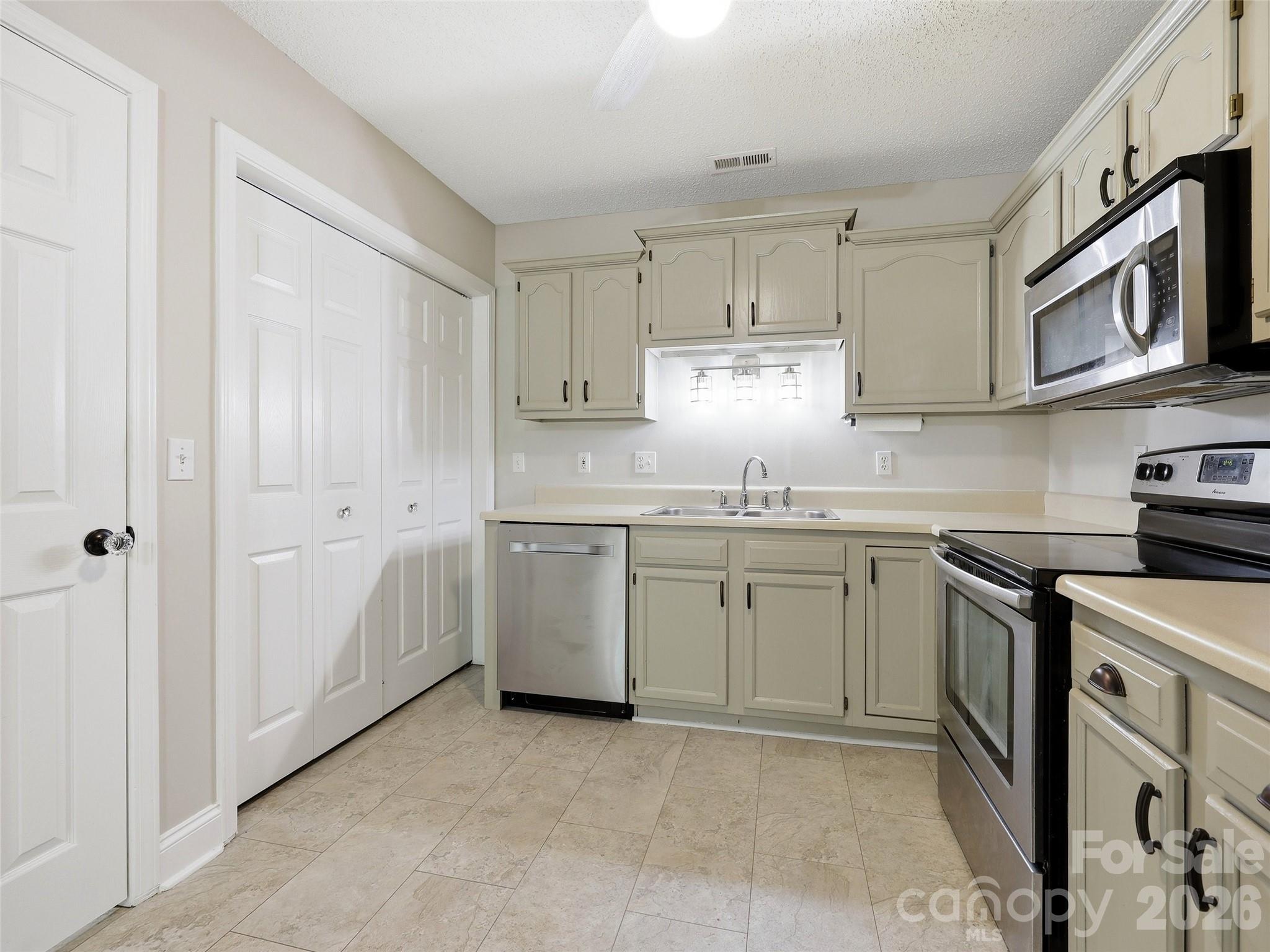 42 Queen Road D Property Photo 12