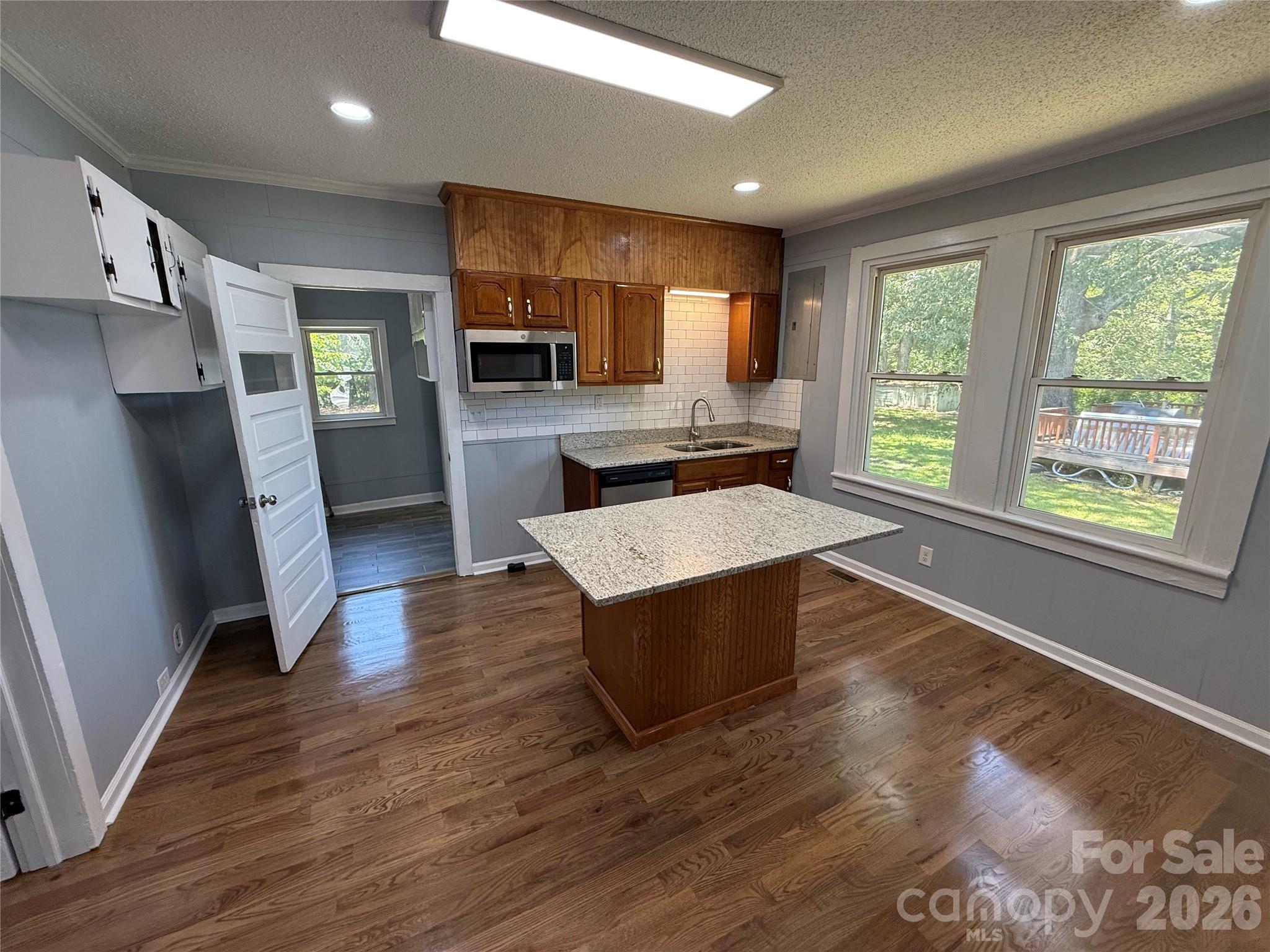 652 Cherry Street Property Photo 8