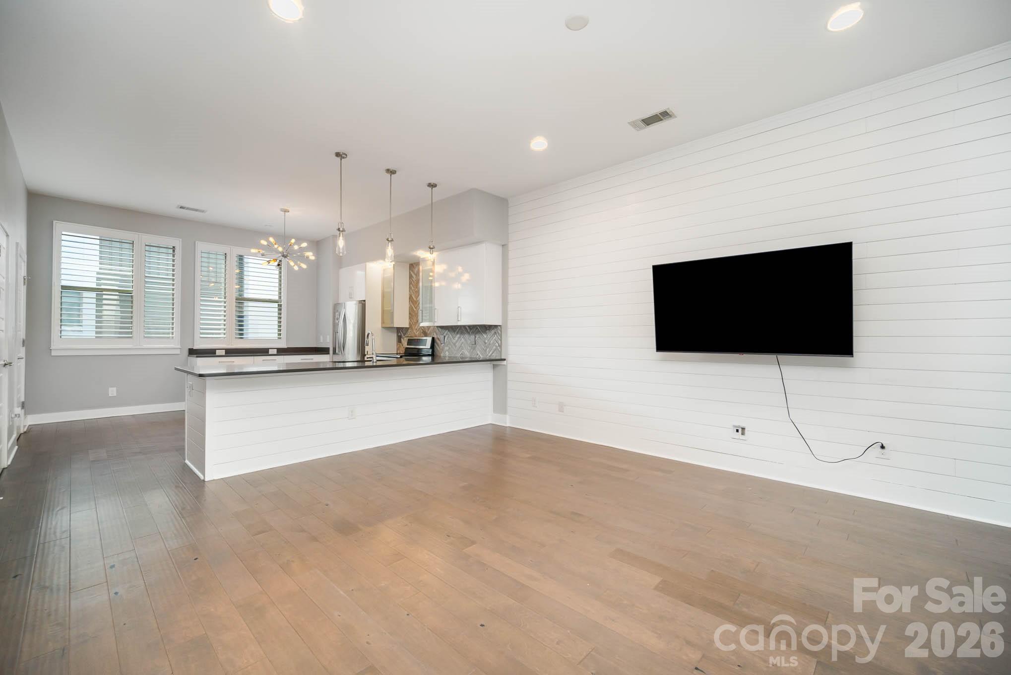 2006 Hawkins Street Property Photo 2