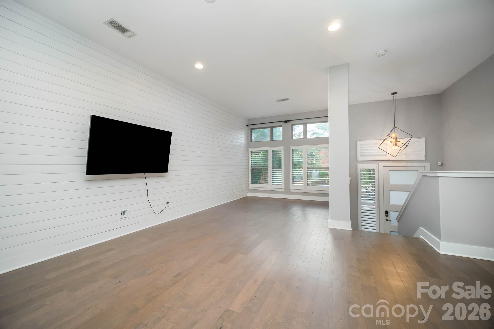 2006 Hawkins Street Property Photo 3