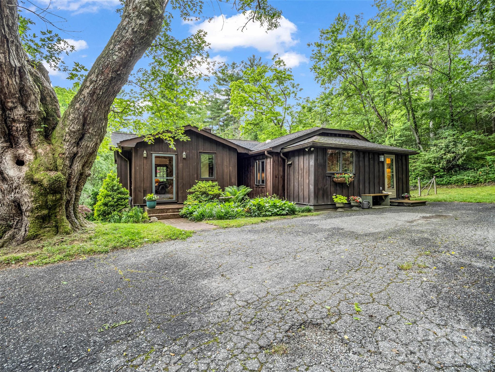2212 Green River Road Property Photo 3
