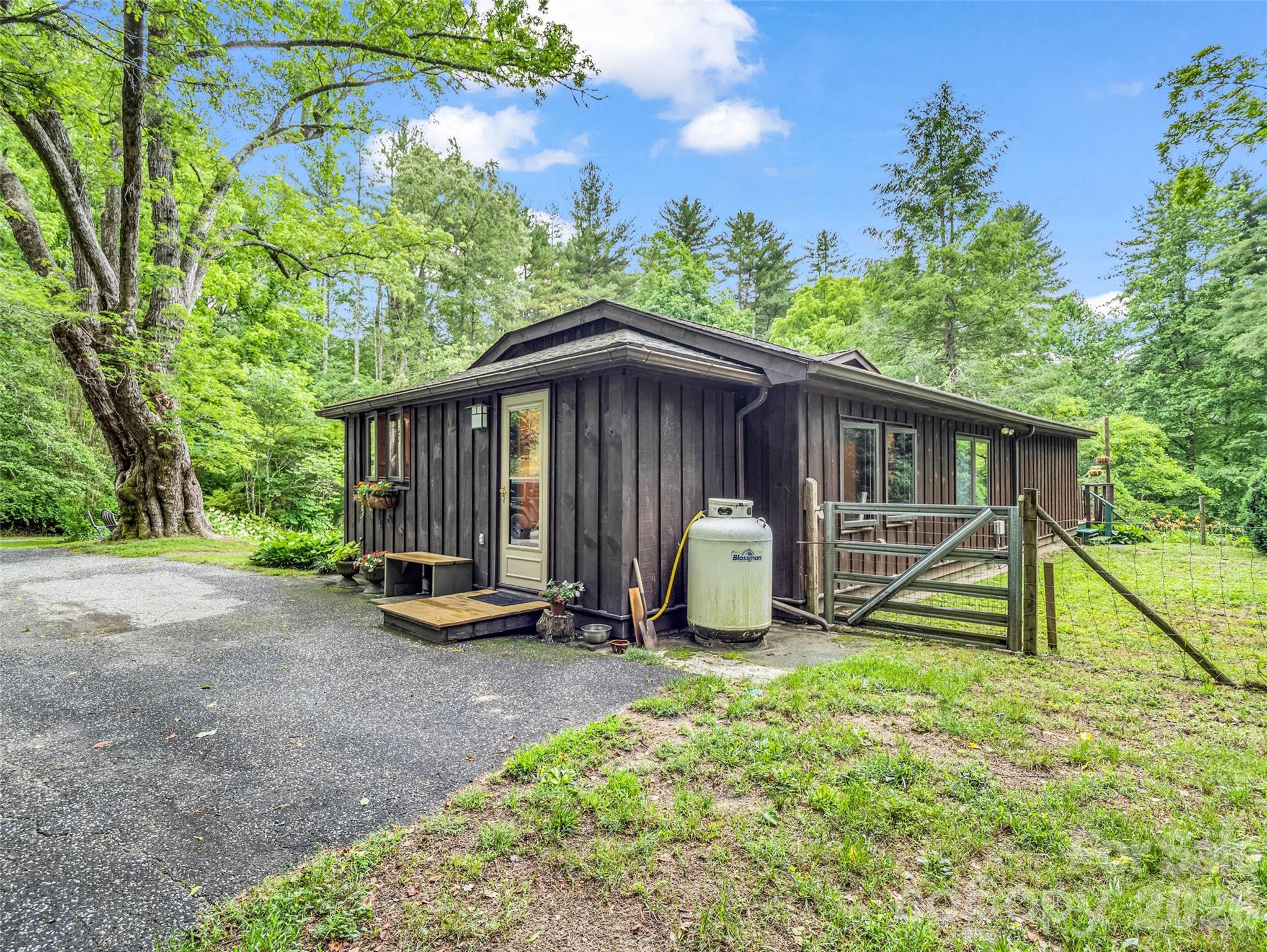 2212 Green River Road Property Photo 4
