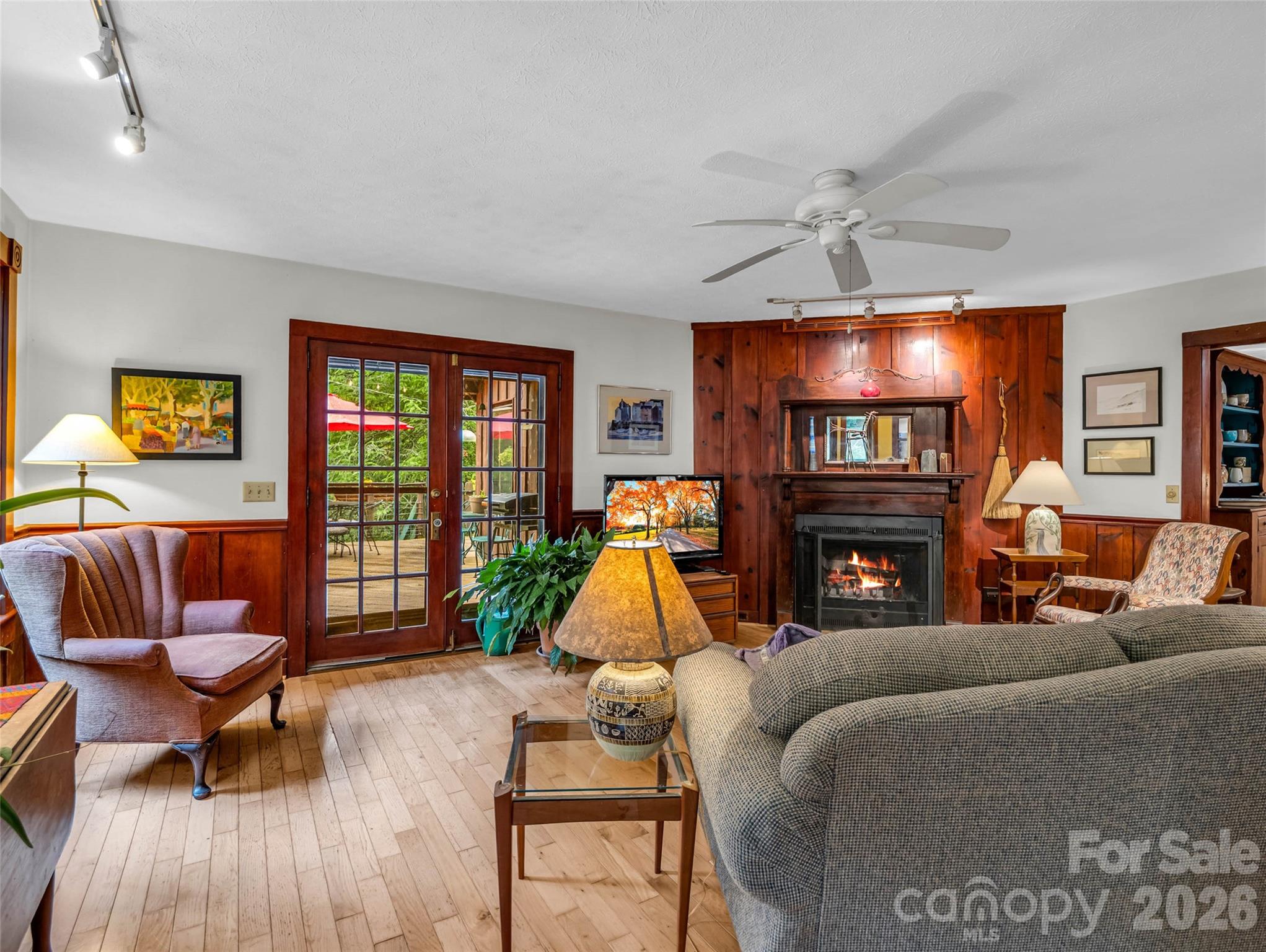 2212 Green River Road Property Photo 6