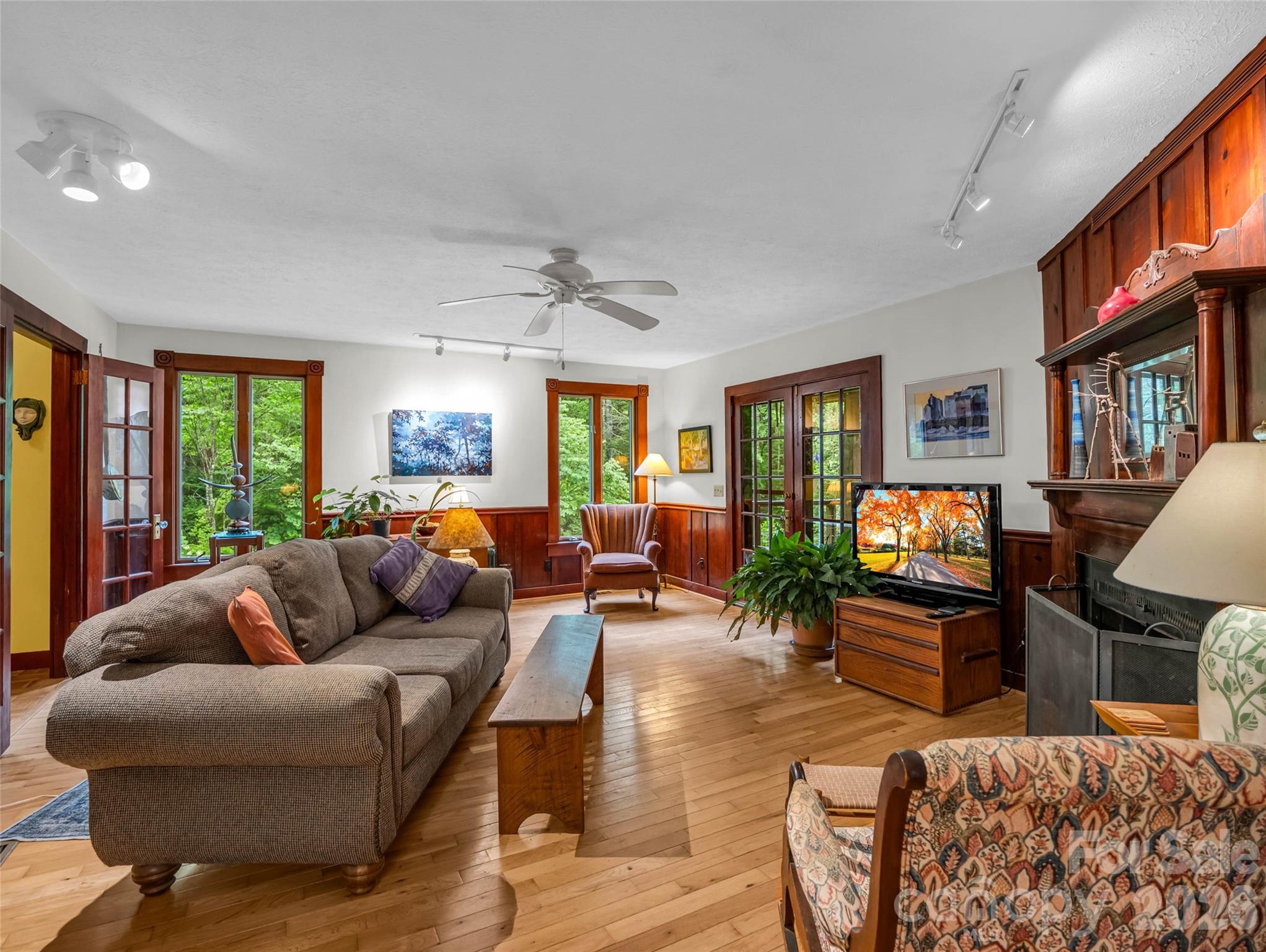 2212 Green River Road Property Photo 8